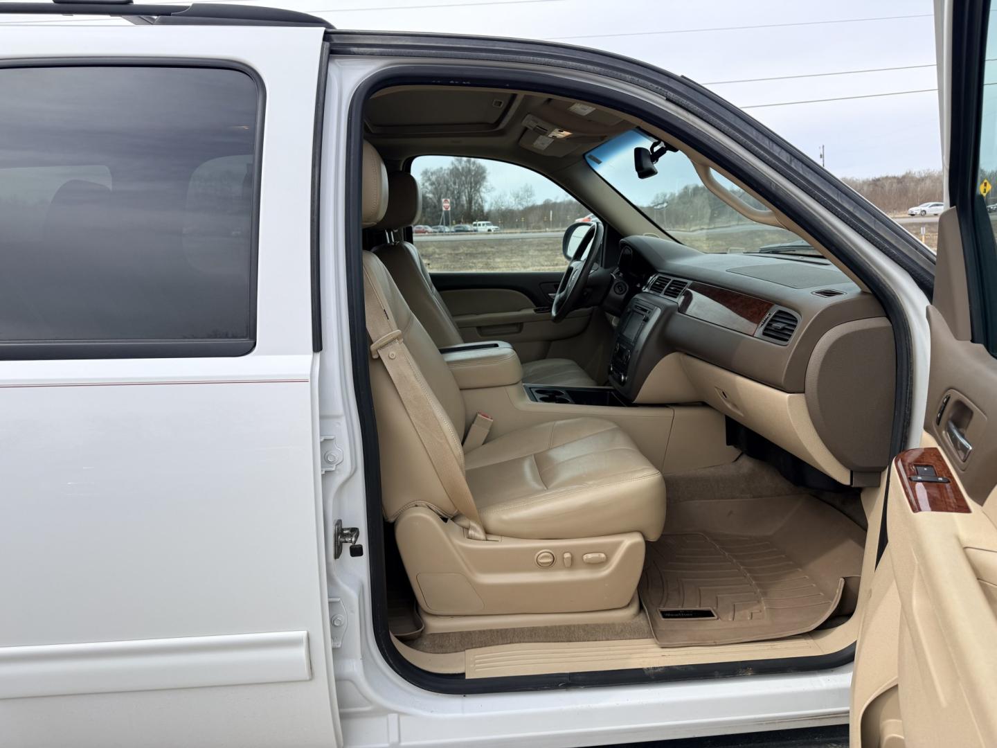 2012 GMC Yukon SLT1 4WD (1GKS2CE02CR) with an 5.3L V8 OHV 16V FFV engine, 6-Speed Automatic transmission, located at 17255 hwy 65 NE, Ham Lake, MN, 55304, 0.000000, 0.000000 - Photo#15