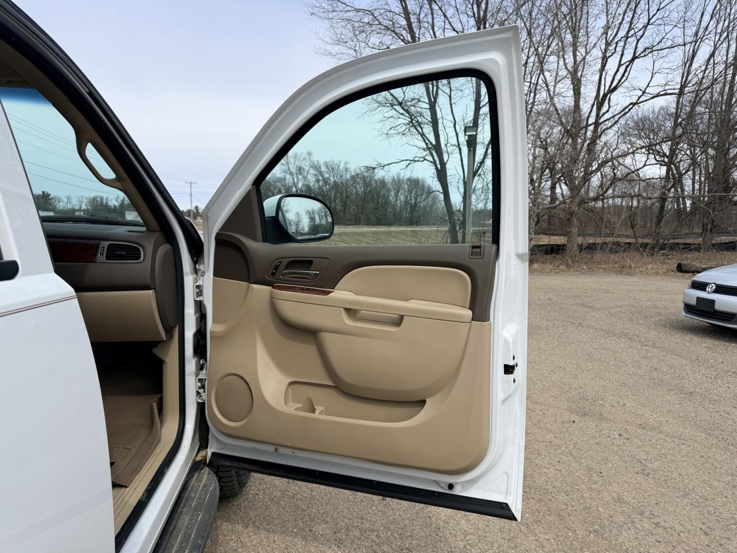 2012 GMC Yukon SLT1 4WD (1GKS2CE02CR) with an 5.3L V8 OHV 16V FFV engine, 6-Speed Automatic transmission, located at 17255 hwy 65 NE, Ham Lake, MN, 55304, 0.000000, 0.000000 - Photo#14