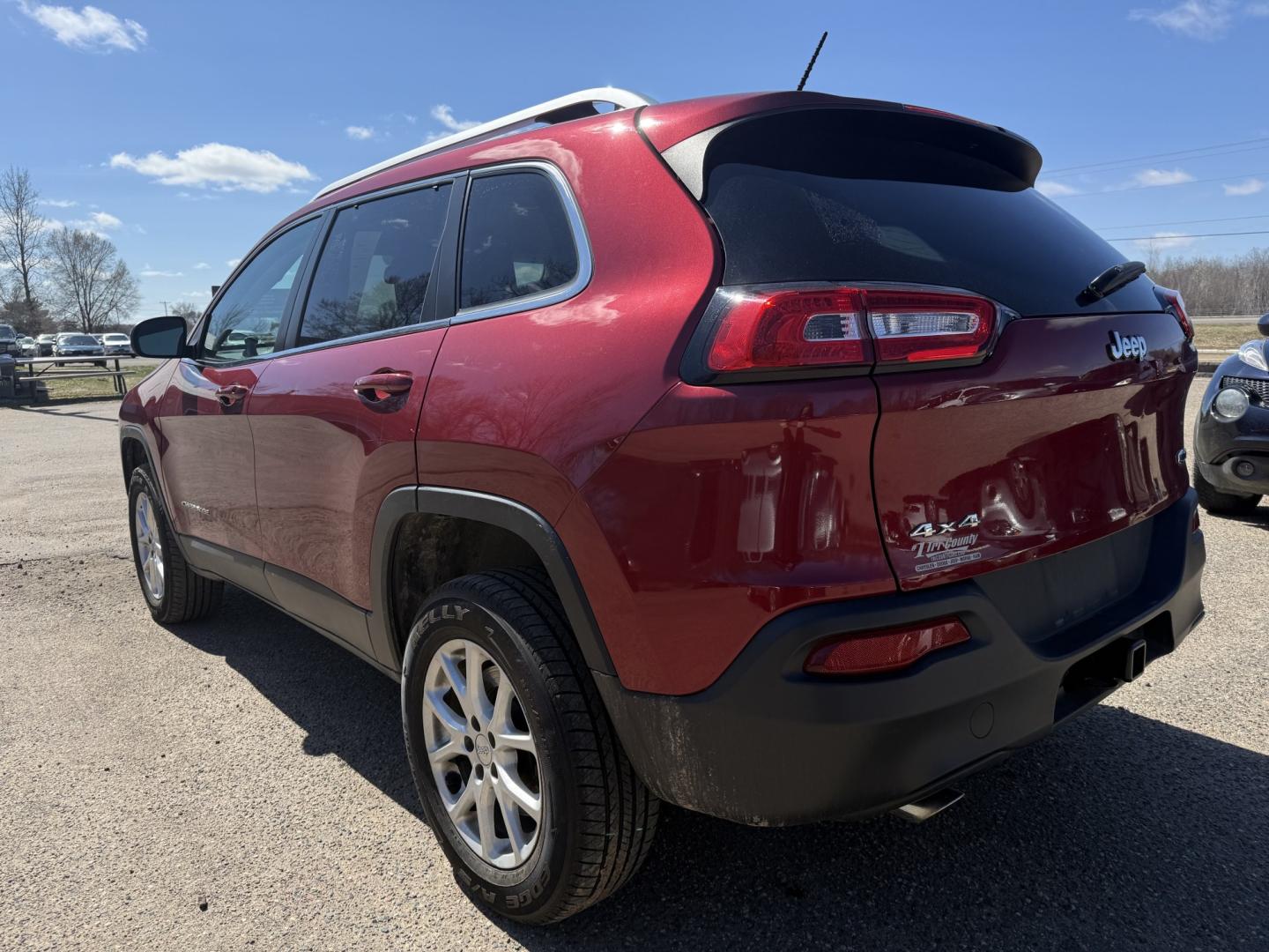 2014 Jeep Cherokee Latitude 4WD (1C4PJMCS9EW) with an 3.2L V6 DOHC 24V engine, 9-Speed Automatic transmission, located at 17255 hwy 65 NE, Ham Lake, MN, 55304, 0.000000, 0.000000 - Photo#2