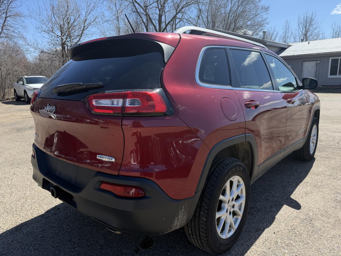 2014 Jeep Cherokee Latitude 4WD (1C4PJMCS9EW) with an 3.2L V6 DOHC 24V engine, 9-Speed Automatic transmission, located at 17255 hwy 65 NE, Ham Lake, MN, 55304, 0.000000, 0.000000 - Photo#4