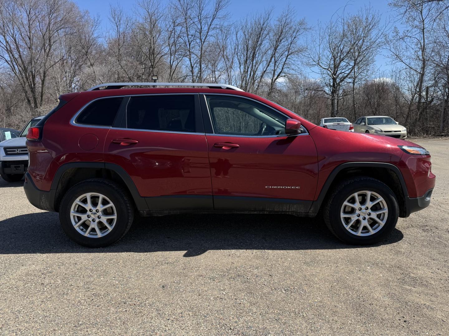 2014 Jeep Cherokee Latitude 4WD (1C4PJMCS9EW) with an 3.2L V6 DOHC 24V engine, 9-Speed Automatic transmission, located at 17255 hwy 65 NE, Ham Lake, MN, 55304, 0.000000, 0.000000 - Photo#5