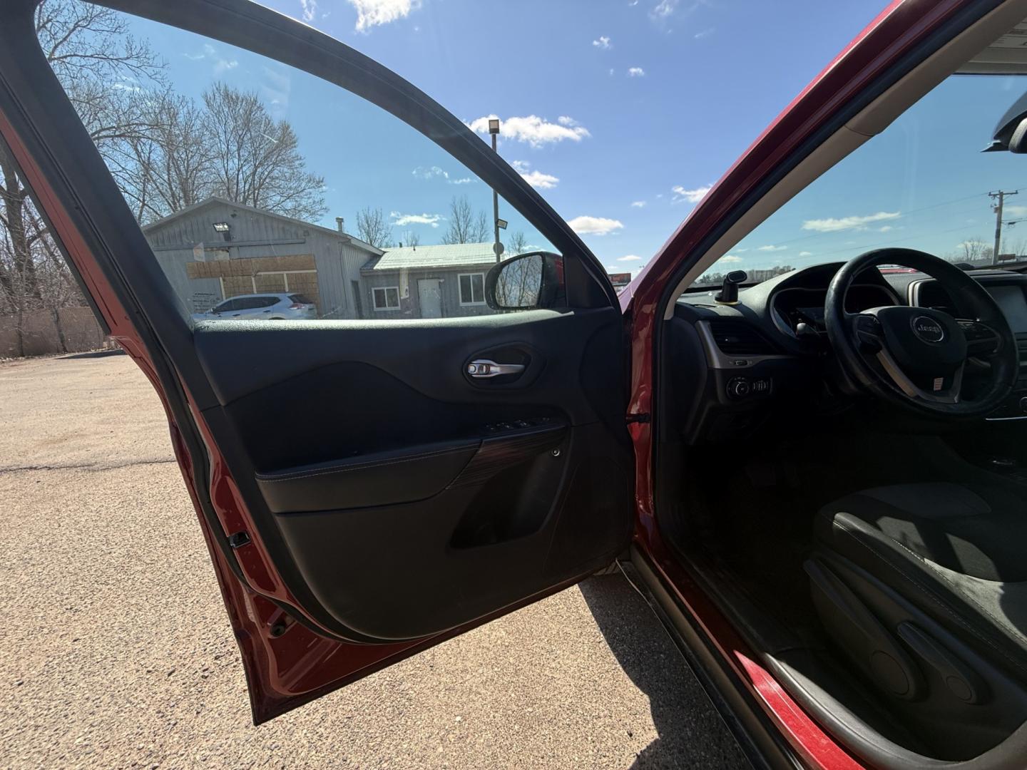 2014 Jeep Cherokee Latitude 4WD (1C4PJMCS9EW) with an 3.2L V6 DOHC 24V engine, 9-Speed Automatic transmission, located at 17255 hwy 65 NE, Ham Lake, MN, 55304, 0.000000, 0.000000 - Photo#8