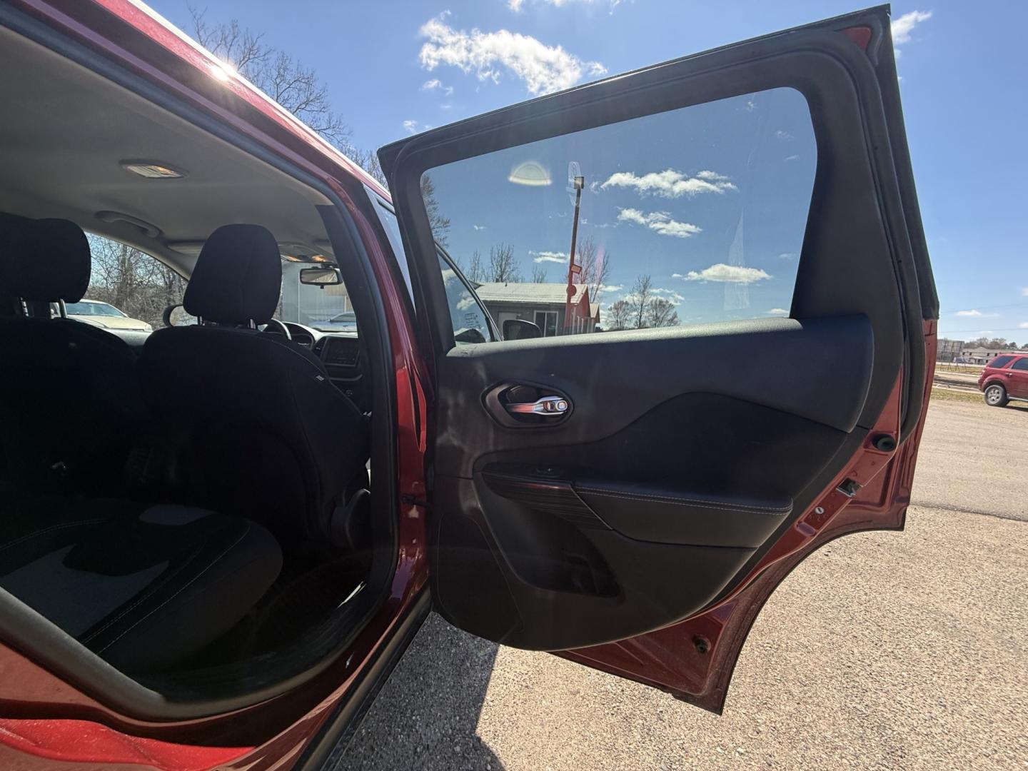 2014 Jeep Cherokee Latitude 4WD (1C4PJMCS9EW) with an 3.2L V6 DOHC 24V engine, 9-Speed Automatic transmission, located at 17255 hwy 65 NE, Ham Lake, MN, 55304, 0.000000, 0.000000 - Photo#12