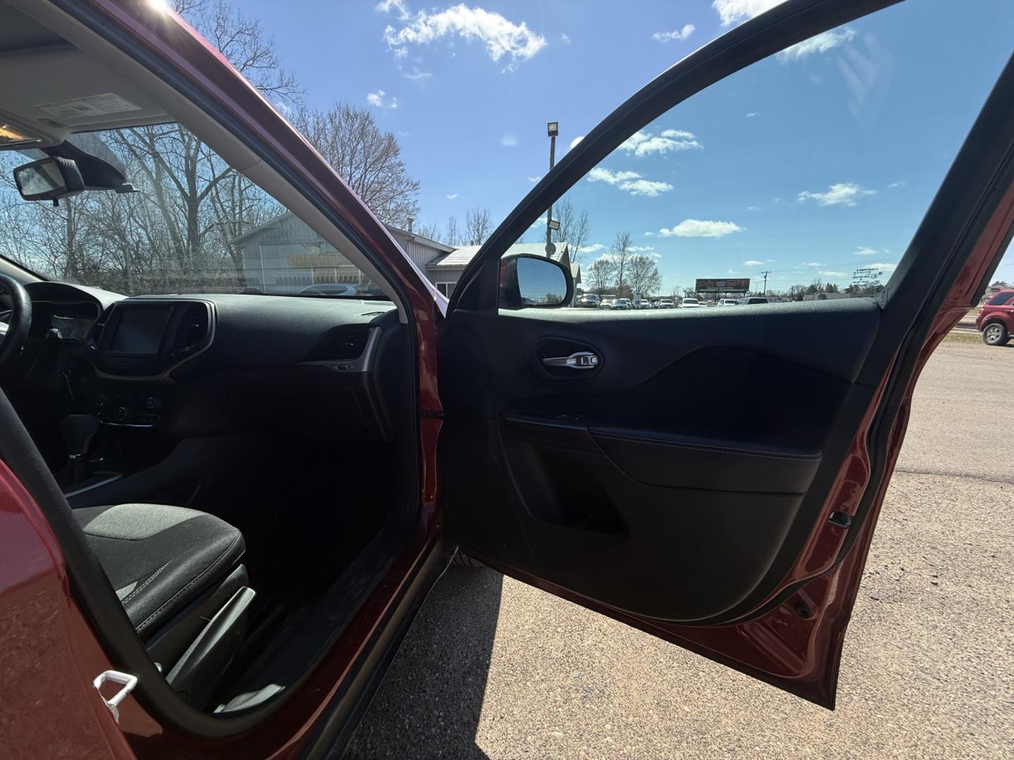 2014 Jeep Cherokee Latitude 4WD (1C4PJMCS9EW) with an 3.2L V6 DOHC 24V engine, 9-Speed Automatic transmission, located at 17255 hwy 65 NE, Ham Lake, MN, 55304, 0.000000, 0.000000 - Photo#14