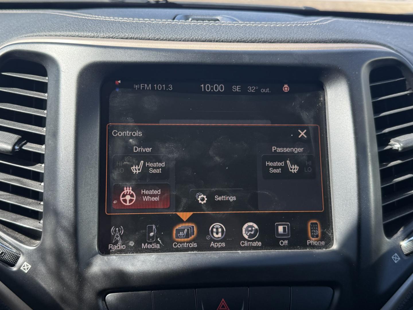 2014 Jeep Cherokee Latitude 4WD (1C4PJMCS9EW) with an 3.2L V6 DOHC 24V engine, 9-Speed Automatic transmission, located at 17255 hwy 65 NE, Ham Lake, MN, 55304, 0.000000, 0.000000 - Photo#17