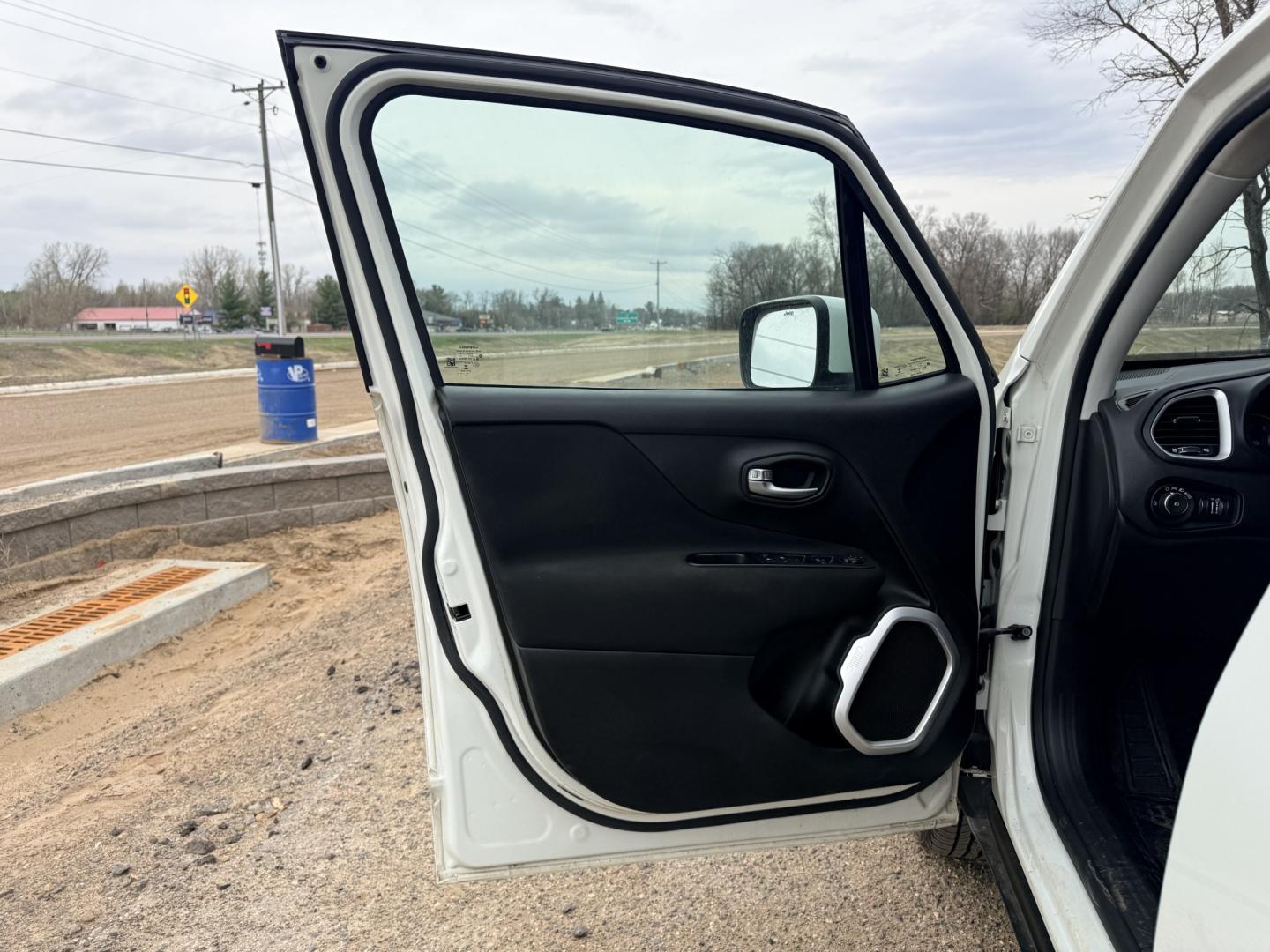 2018 Jeep Renegade Latitude 4WD (ZACCJBBB6JP) with an 2.4L L4 DOHC 16V engine, 6M transmission, located at 17255 hwy 65 NE, Ham Lake, MN, 55304, 0.000000, 0.000000 - Photo#8