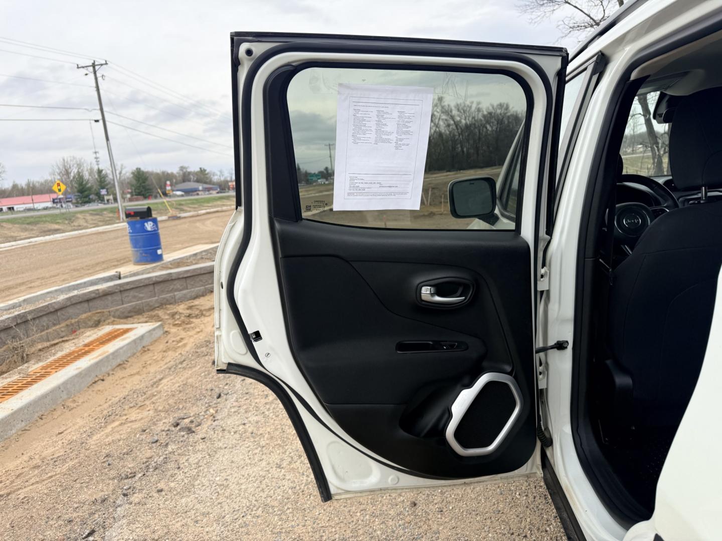 2018 Jeep Renegade Latitude 4WD (ZACCJBBB6JP) with an 2.4L L4 DOHC 16V engine, 6M transmission, located at 17255 hwy 65 NE, Ham Lake, MN, 55304, 0.000000, 0.000000 - Photo#10