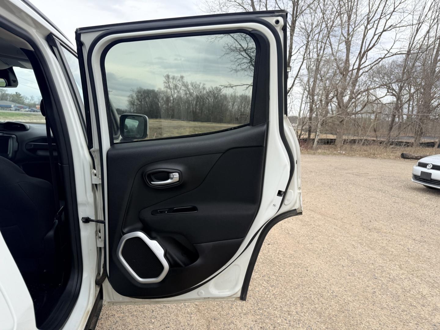 2018 Jeep Renegade Latitude 4WD (ZACCJBBB6JP) with an 2.4L L4 DOHC 16V engine, 6M transmission, located at 17255 hwy 65 NE, Ham Lake, MN, 55304, 0.000000, 0.000000 - Photo#12