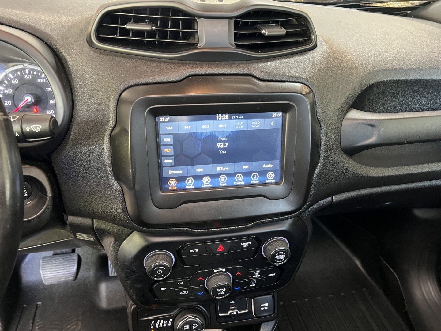 2019 Jeep Renegade Trailhawk 4WD (ZACNJBC14KP) with an 2.4L L4 DOHC 16V TURBO engine, 9A transmission, located at 17255 hwy 65 NE, Ham Lake, MN, 55304, 0.000000, 0.000000 - Photo#19