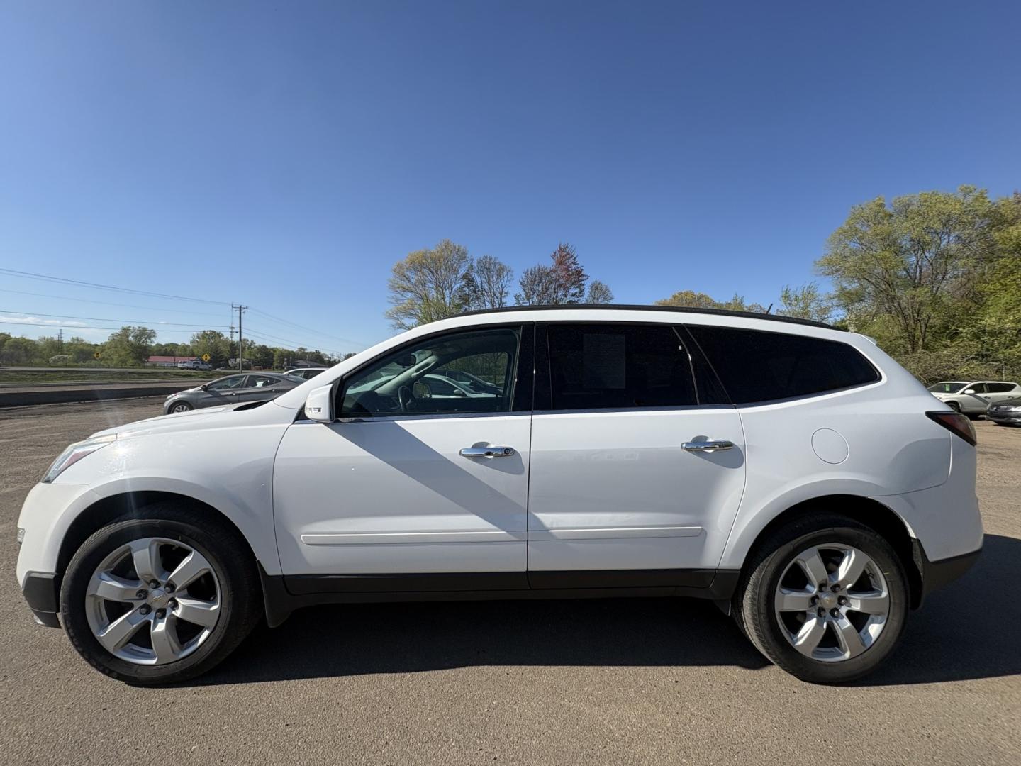 2016 Chevrolet Traverse 1LT AWD (1GNKVGKD8GJ) with an 3.6L V6 DOHC 24V engine, 6A transmission, located at 17255 hwy 65 NE, Ham Lake, MN, 55304, 0.000000, 0.000000 - Photo#1