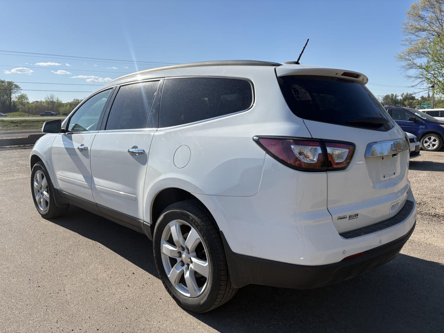 2016 Chevrolet Traverse 1LT AWD (1GNKVGKD8GJ) with an 3.6L V6 DOHC 24V engine, 6A transmission, located at 17255 hwy 65 NE, Ham Lake, MN, 55304, 0.000000, 0.000000 - Photo#2