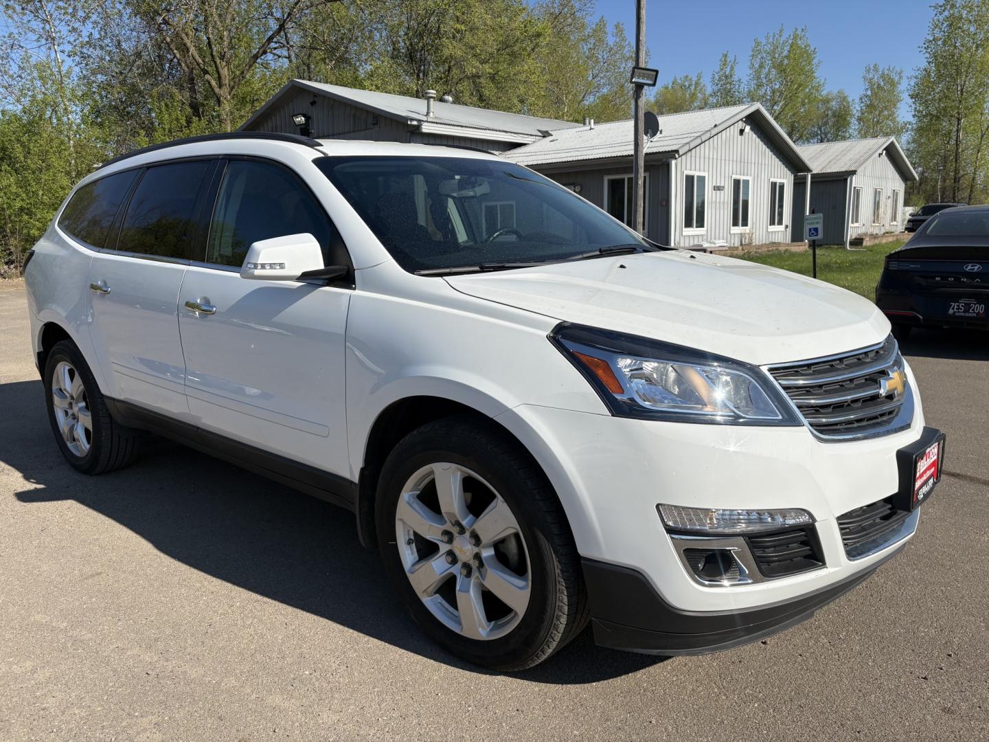 2016 Chevrolet Traverse 1LT AWD (1GNKVGKD8GJ) with an 3.6L V6 DOHC 24V engine, 6A transmission, located at 17255 hwy 65 NE, Ham Lake, MN, 55304, 0.000000, 0.000000 - Photo#6