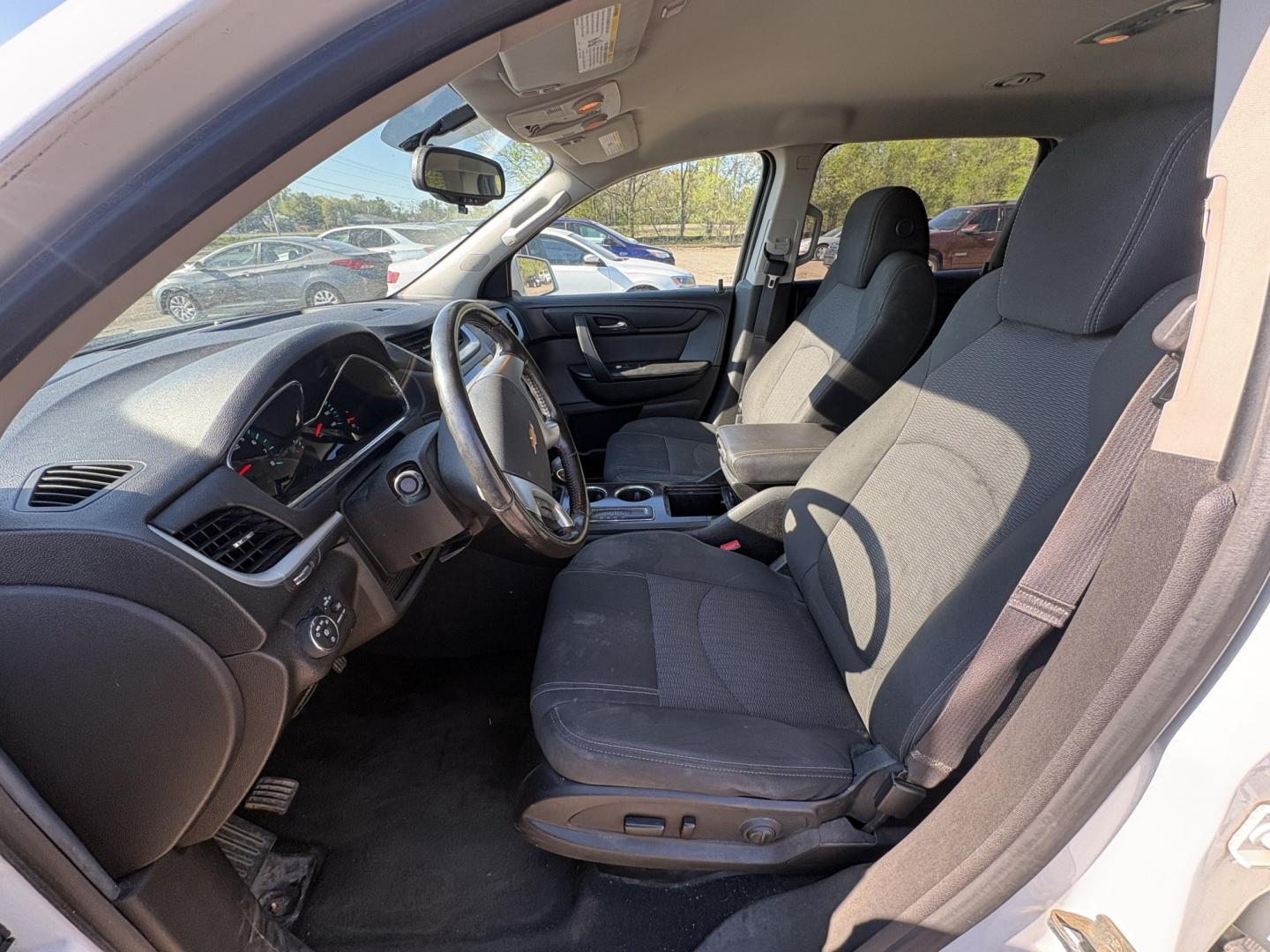 2016 Chevrolet Traverse 1LT AWD (1GNKVGKD8GJ) with an 3.6L V6 DOHC 24V engine, 6A transmission, located at 17255 hwy 65 NE, Ham Lake, MN, 55304, 0.000000, 0.000000 - Photo#9