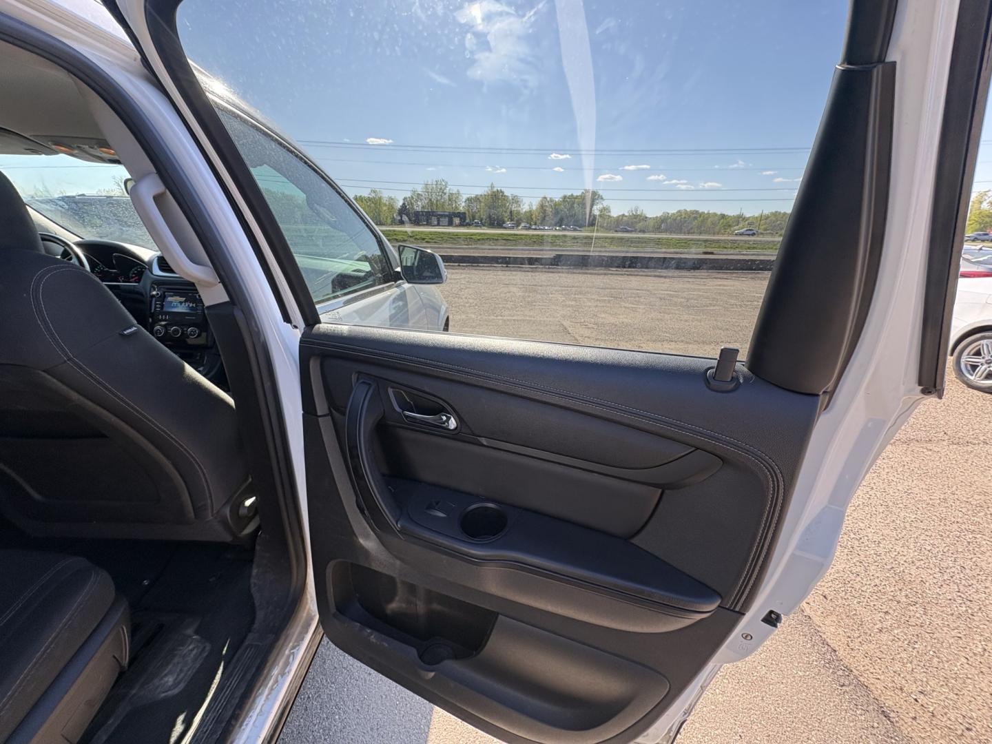 2016 Chevrolet Traverse 1LT AWD (1GNKVGKD8GJ) with an 3.6L V6 DOHC 24V engine, 6A transmission, located at 17255 hwy 65 NE, Ham Lake, MN, 55304, 0.000000, 0.000000 - Photo#12