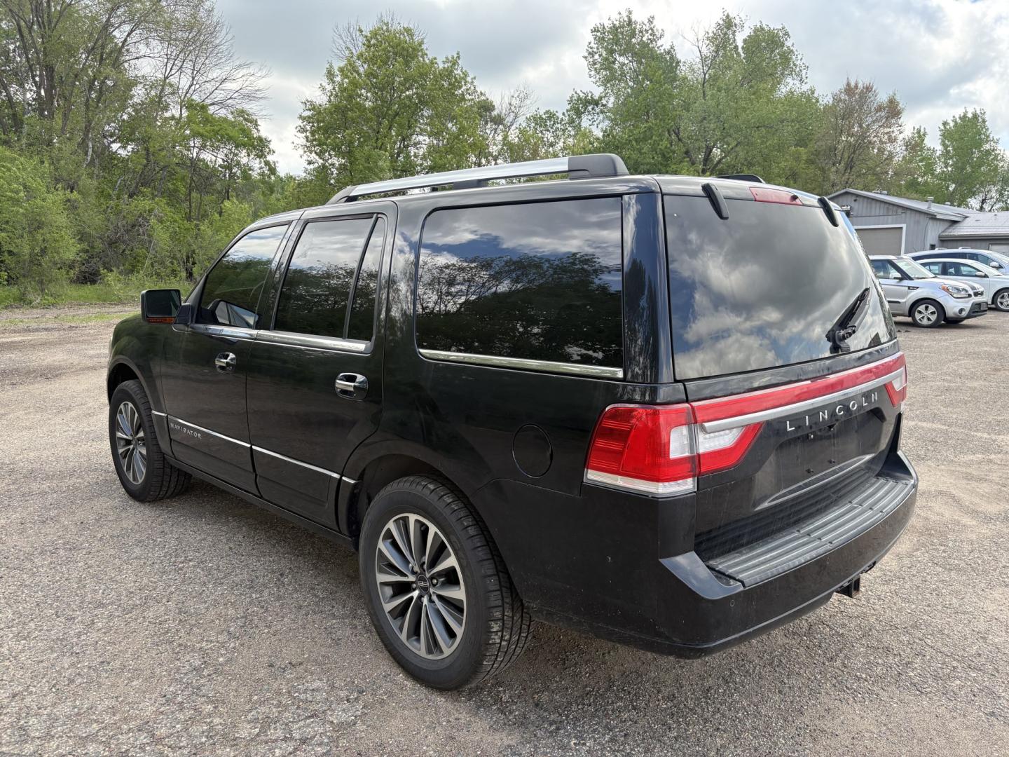 2015 Lincoln Navigator 4WD (5LMJJ2JT1FE) with an 3.5L V6 DOHC 24V FFV engine, 6-Speed Automatic transmission, located at 17255 hwy 65 NE, Ham Lake, MN, 55304, 0.000000, 0.000000 - Photo#2
