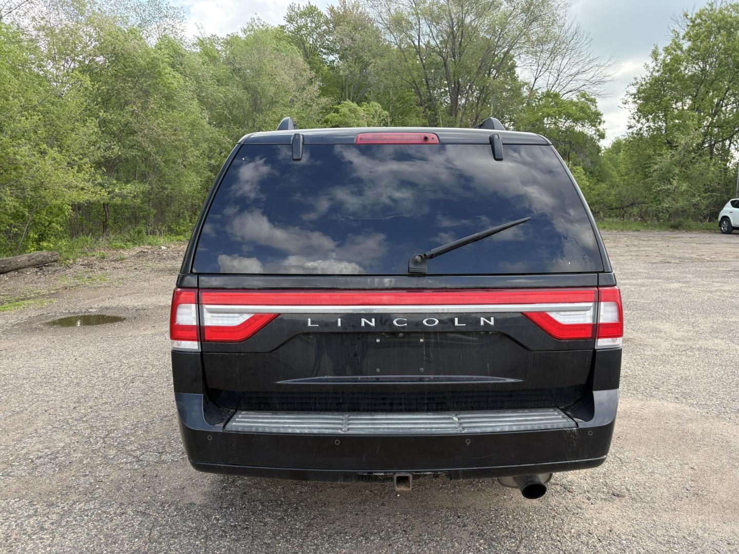 2015 Lincoln Navigator 4WD (5LMJJ2JT1FE) with an 3.5L V6 DOHC 24V FFV engine, 6-Speed Automatic transmission, located at 17255 hwy 65 NE, Ham Lake, MN, 55304, 0.000000, 0.000000 - Photo#3