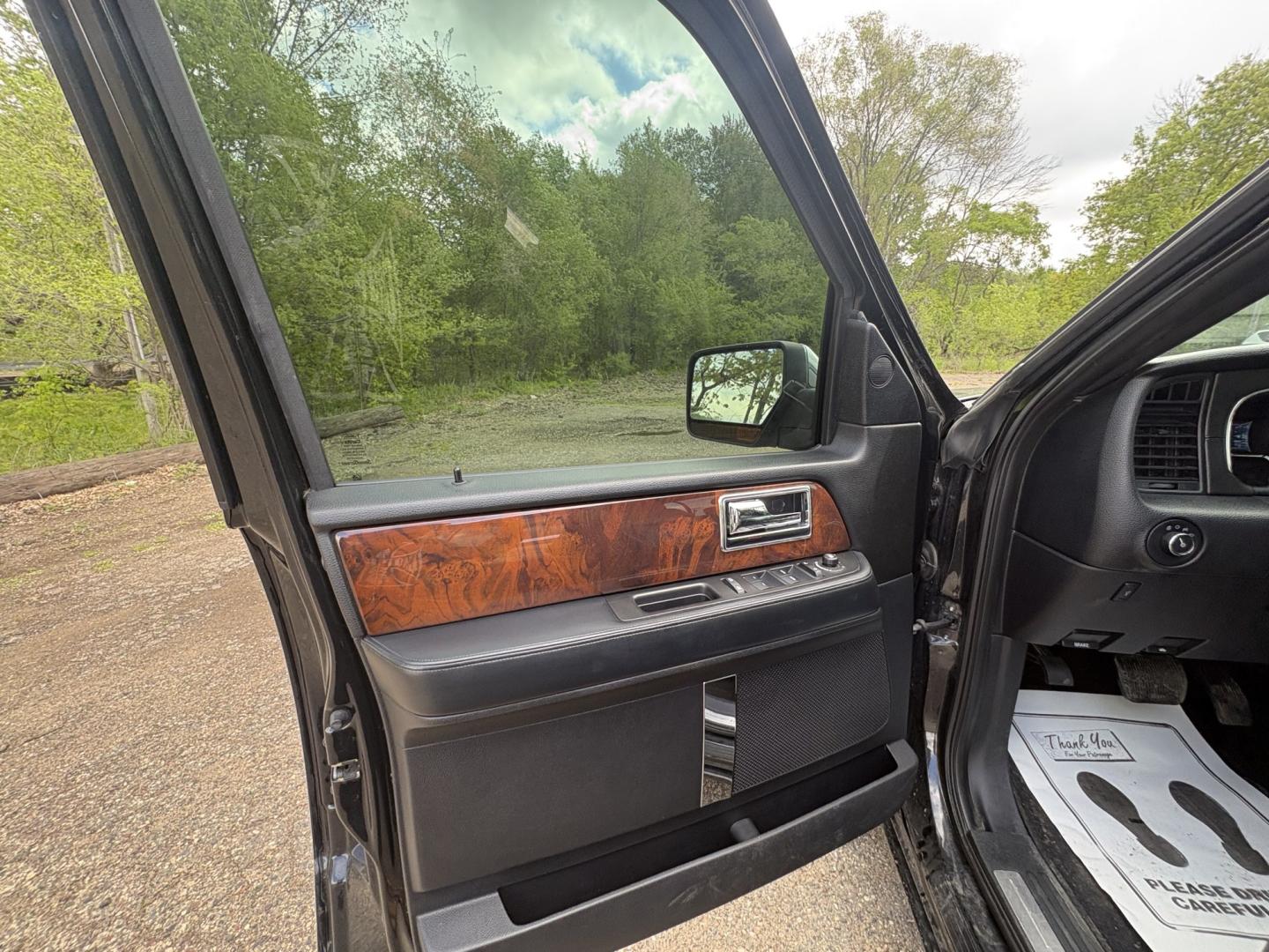 2015 Lincoln Navigator 4WD (5LMJJ2JT1FE) with an 3.5L V6 DOHC 24V FFV engine, 6-Speed Automatic transmission, located at 17255 hwy 65 NE, Ham Lake, MN, 55304, 0.000000, 0.000000 - Photo#8