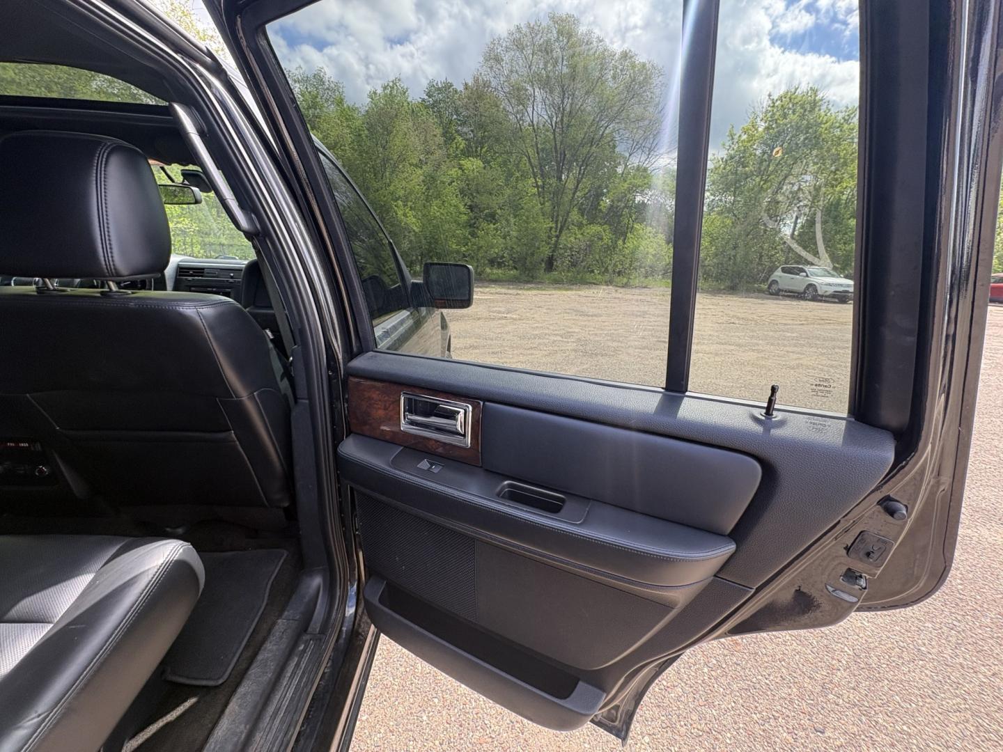 2015 Lincoln Navigator 4WD (5LMJJ2JT1FE) with an 3.5L V6 DOHC 24V FFV engine, 6-Speed Automatic transmission, located at 17255 hwy 65 NE, Ham Lake, MN, 55304, 0.000000, 0.000000 - Photo#13