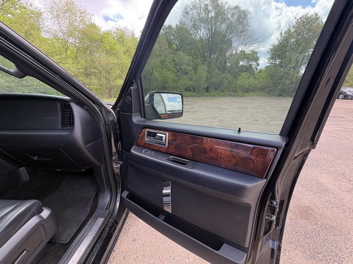 2015 Lincoln Navigator 4WD (5LMJJ2JT1FE) with an 3.5L V6 DOHC 24V FFV engine, 6-Speed Automatic transmission, located at 17255 hwy 65 NE, Ham Lake, MN, 55304, 0.000000, 0.000000 - Photo#16