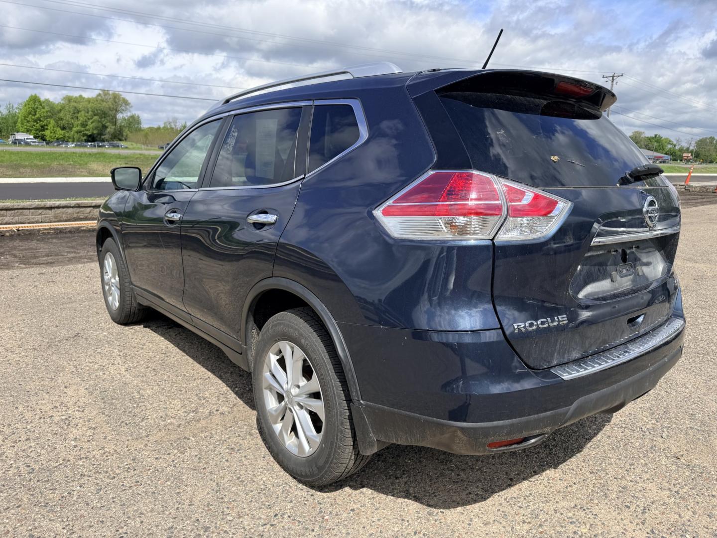 2016 Nissan Rogue SV AWD (KNMAT2MV2GP) with an 2.5L L4 DOHC 16V engine, CVT transmission, located at 17255 hwy 65 NE, Ham Lake, MN, 55304, 0.000000, 0.000000 - Photo#2