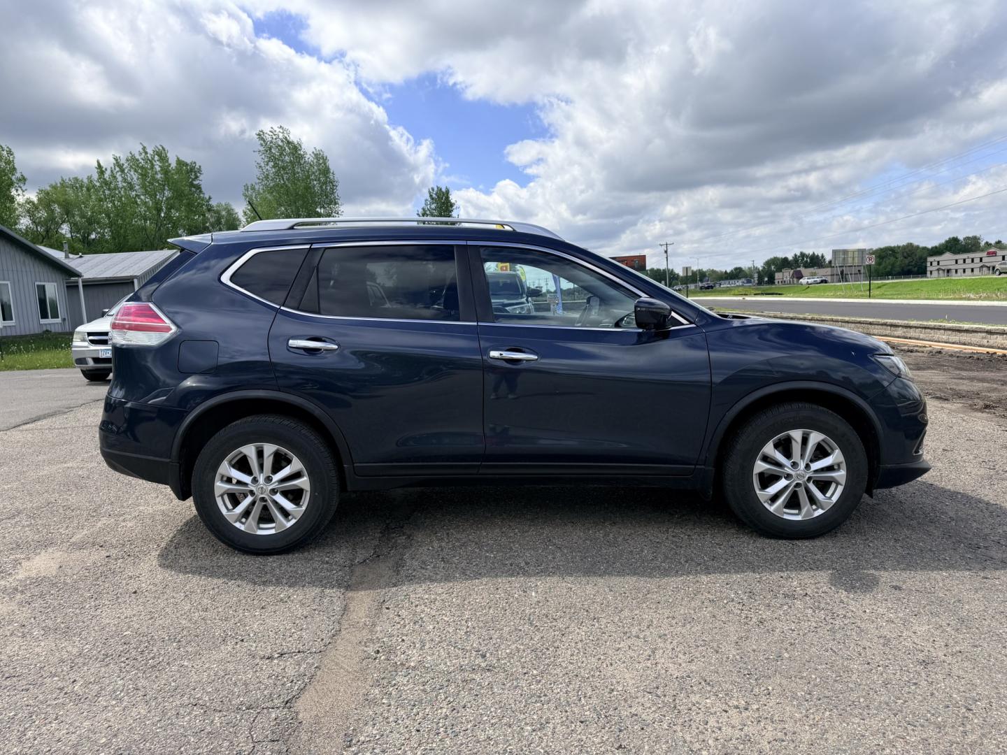 2016 Nissan Rogue SV AWD (KNMAT2MV2GP) with an 2.5L L4 DOHC 16V engine, CVT transmission, located at 17255 hwy 65 NE, Ham Lake, MN, 55304, 0.000000, 0.000000 - Photo#5