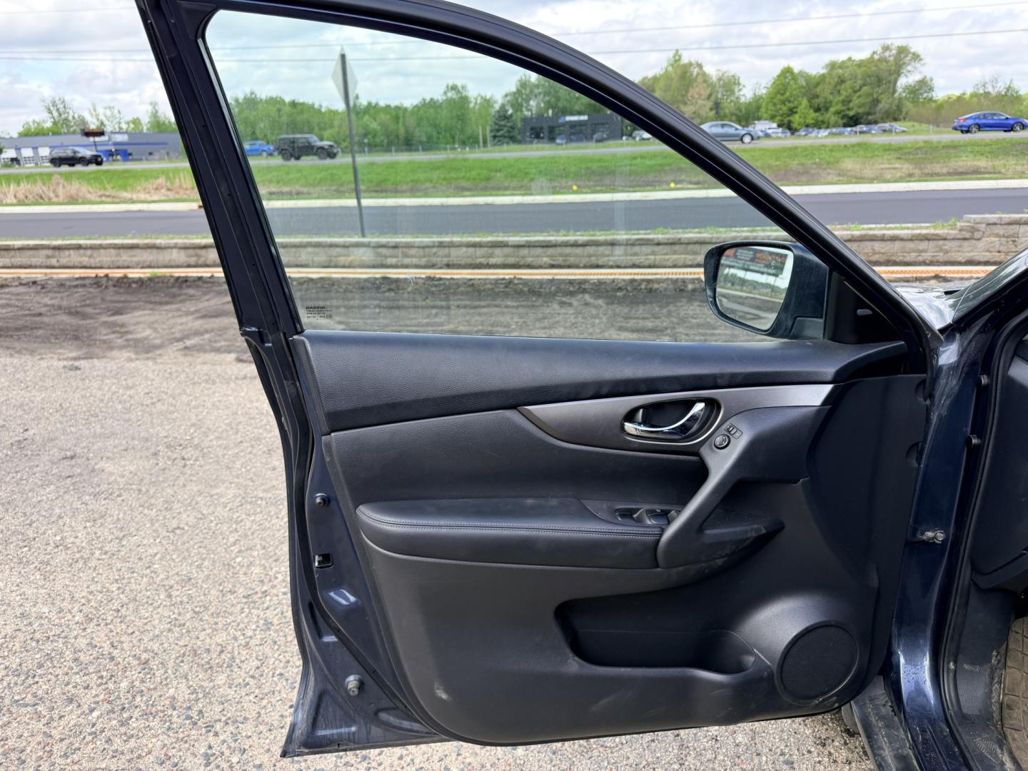 2016 Nissan Rogue SV AWD (KNMAT2MV2GP) with an 2.5L L4 DOHC 16V engine, CVT transmission, located at 17255 hwy 65 NE, Ham Lake, MN, 55304, 0.000000, 0.000000 - Photo#8