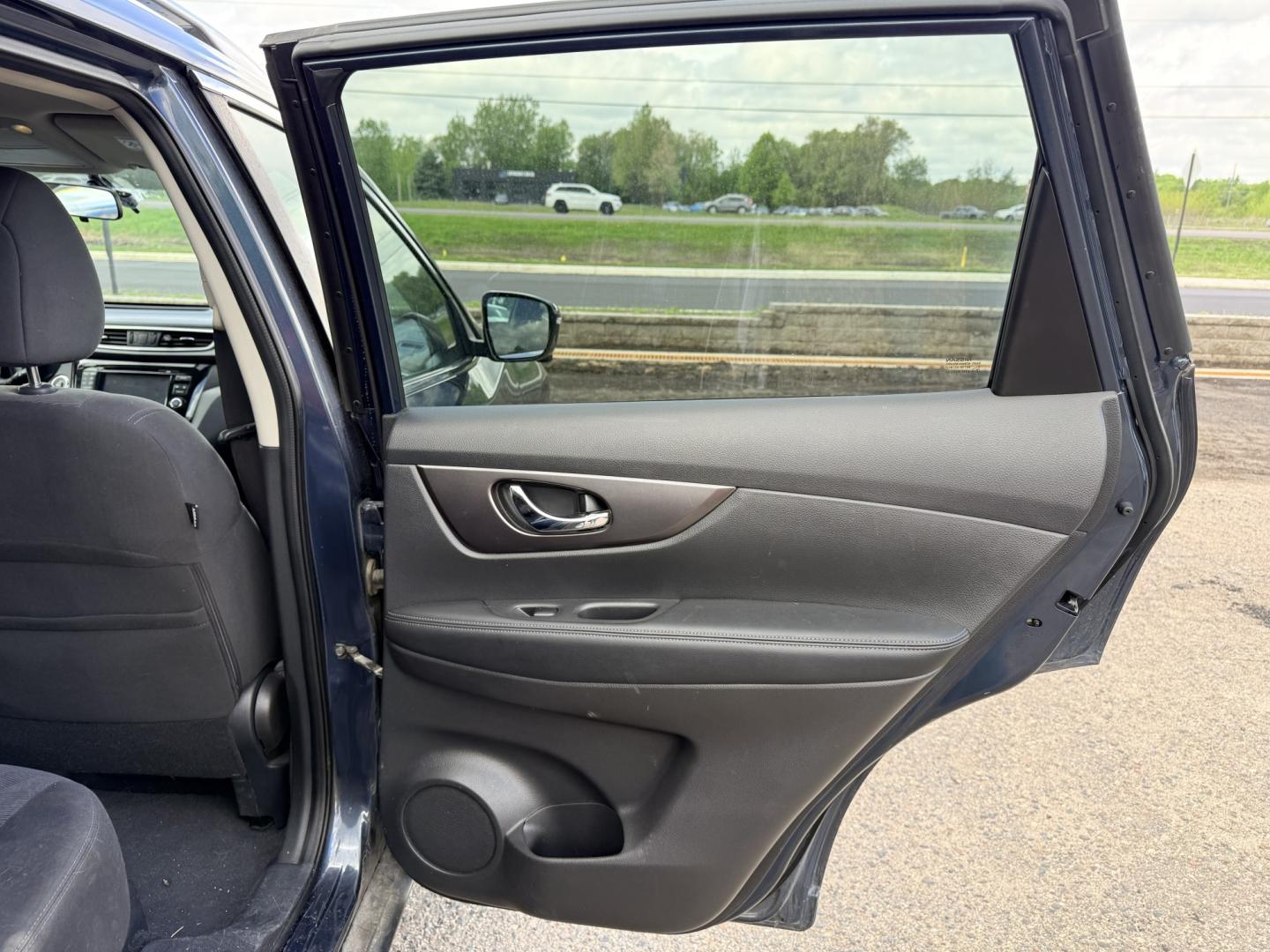 2016 Nissan Rogue SV AWD (KNMAT2MV2GP) with an 2.5L L4 DOHC 16V engine, CVT transmission, located at 17255 hwy 65 NE, Ham Lake, MN, 55304, 0.000000, 0.000000 - Photo#12