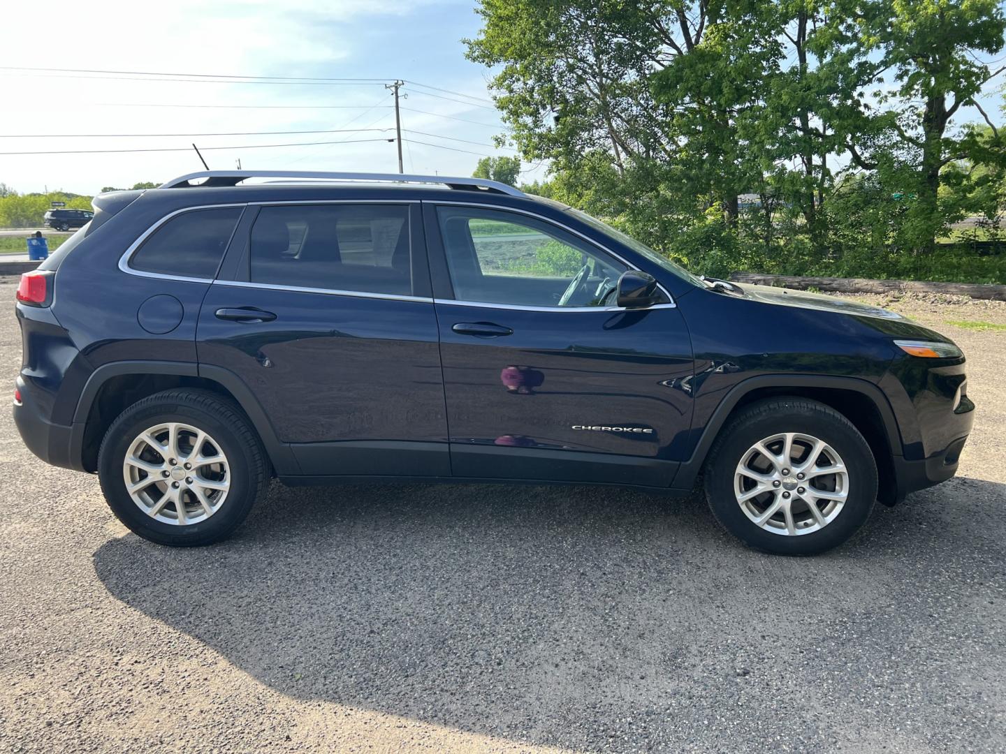 2015 Jeep Cherokee Latitude 4WD (1C4PJMCS5FW) with an 3.2L V6 DOHC 24V engine, 9-Speed Automatic transmission, located at 17255 hwy 65 NE, Ham Lake, MN, 55304, 0.000000, 0.000000 - Photo#3