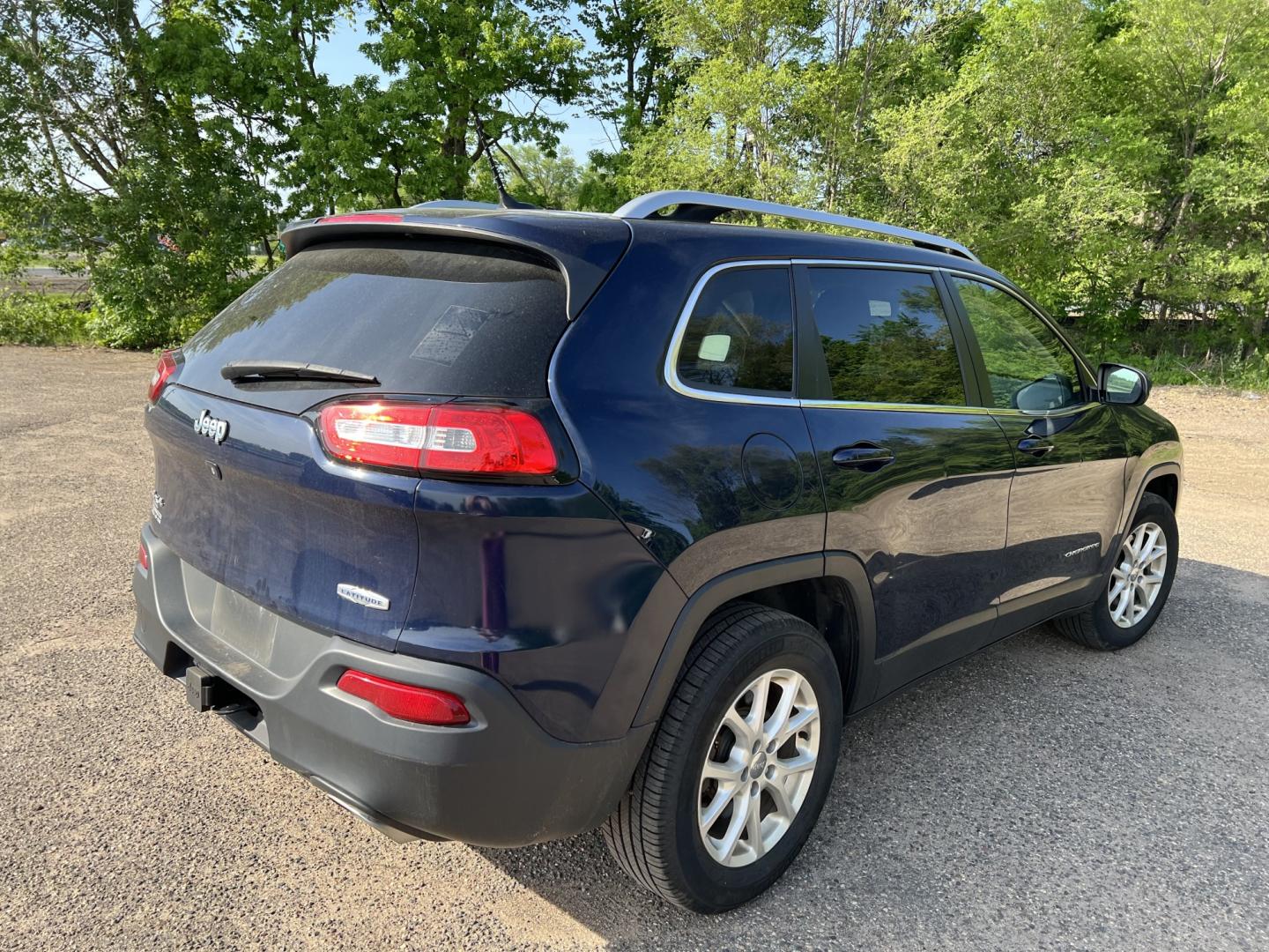 2015 Jeep Cherokee Latitude 4WD (1C4PJMCS5FW) with an 3.2L V6 DOHC 24V engine, 9-Speed Automatic transmission, located at 17255 hwy 65 NE, Ham Lake, MN, 55304, 0.000000, 0.000000 - Photo#4