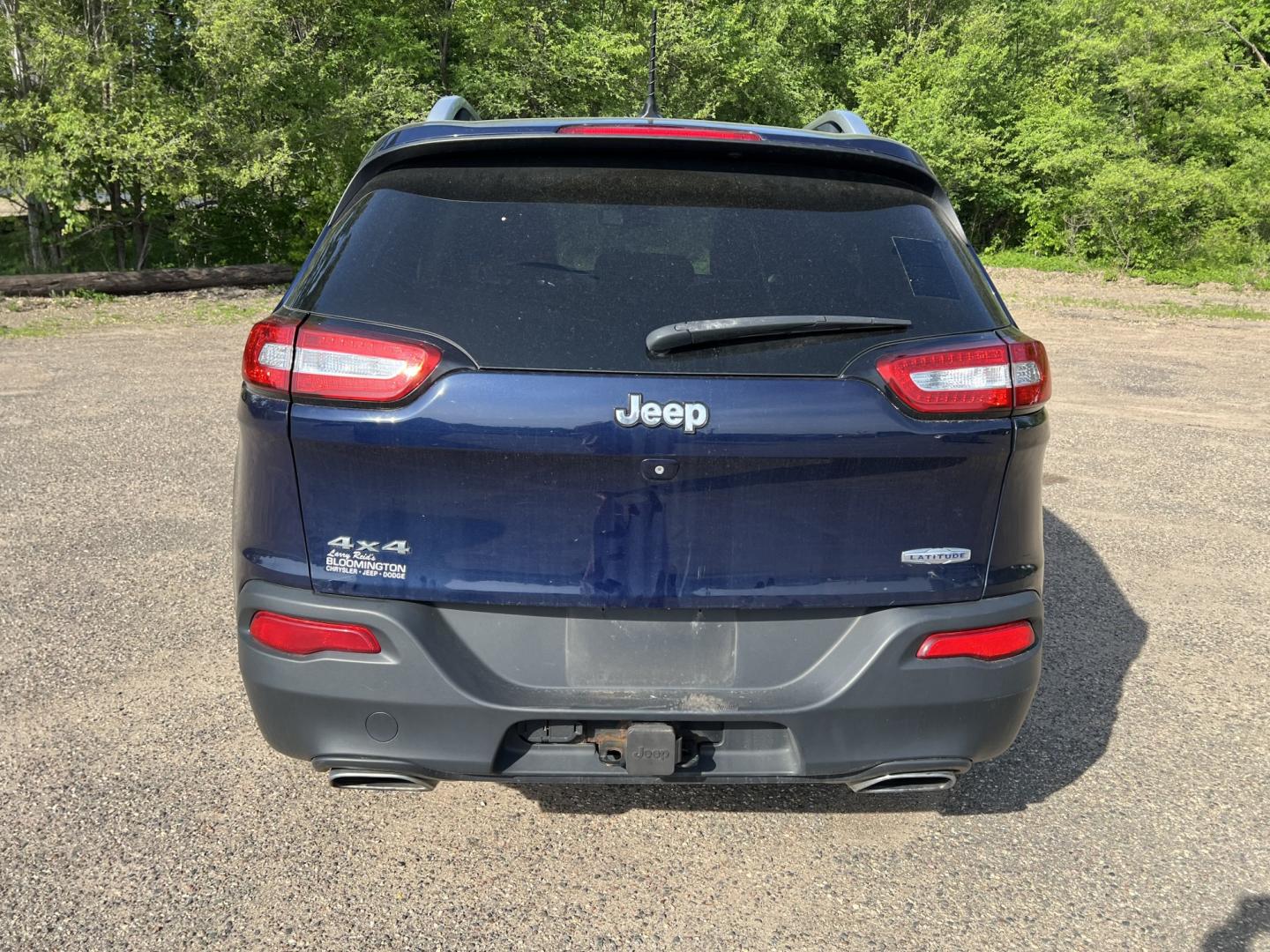 2015 Jeep Cherokee Latitude 4WD (1C4PJMCS5FW) with an 3.2L V6 DOHC 24V engine, 9-Speed Automatic transmission, located at 17255 hwy 65 NE, Ham Lake, MN, 55304, 0.000000, 0.000000 - Photo#5