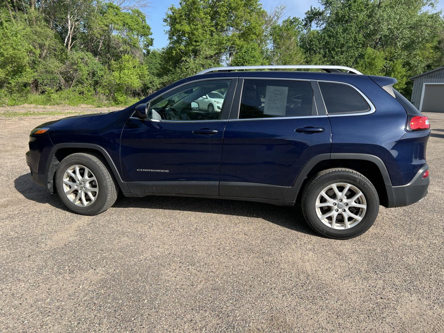 2015 Jeep Cherokee Latitude 4WD (1C4PJMCS5FW) with an 3.2L V6 DOHC 24V engine, 9-Speed Automatic transmission, located at 17255 hwy 65 NE, Ham Lake, MN, 55304, 0.000000, 0.000000 - Photo#7
