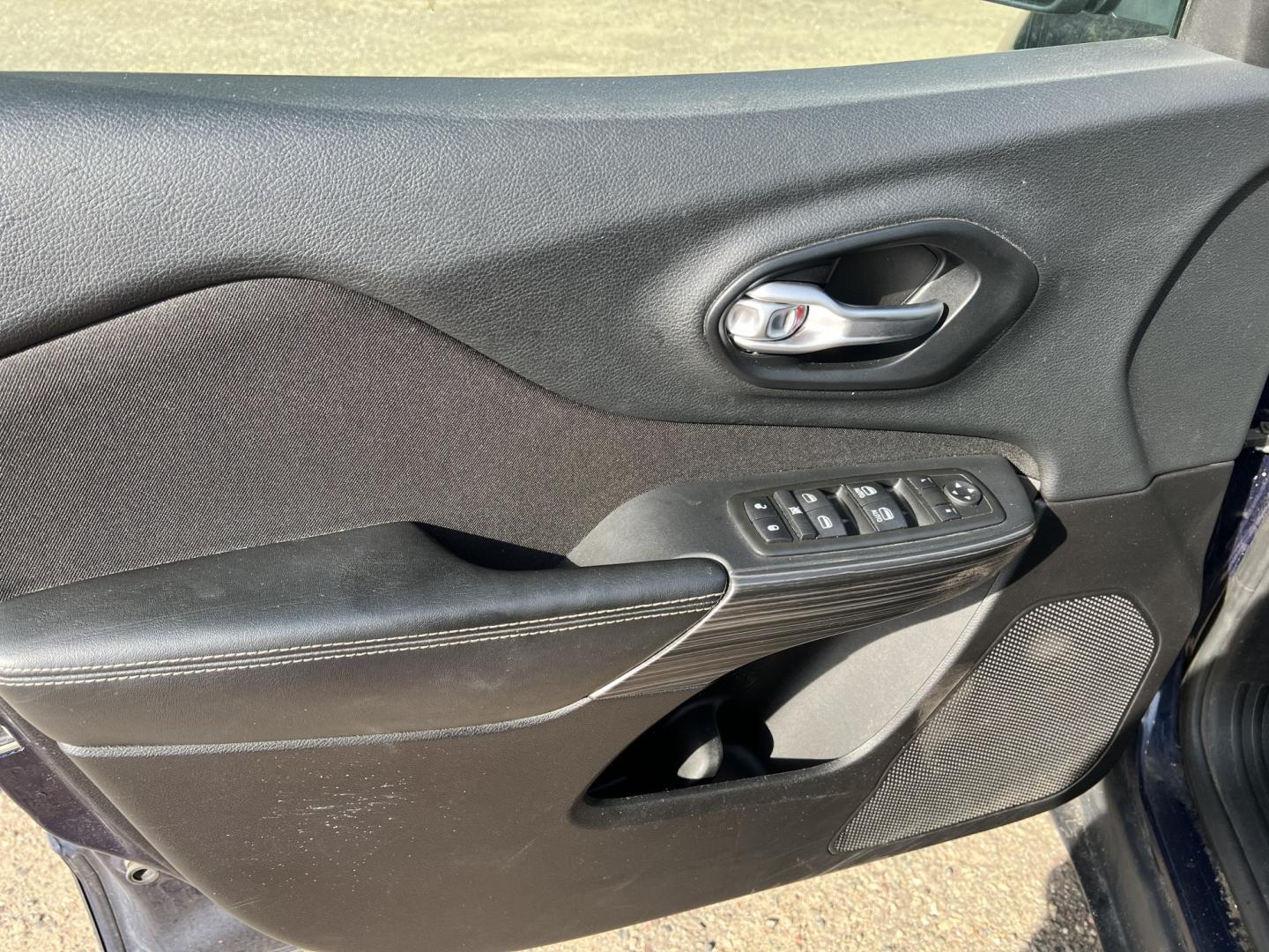 2015 Jeep Cherokee Latitude 4WD (1C4PJMCS5FW) with an 3.2L V6 DOHC 24V engine, 9-Speed Automatic transmission, located at 17255 hwy 65 NE, Ham Lake, MN, 55304, 0.000000, 0.000000 - Photo#8