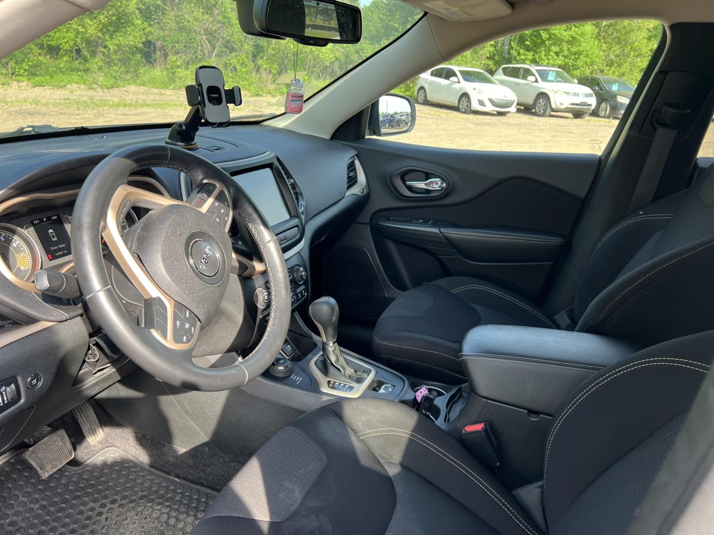 2015 Jeep Cherokee Latitude 4WD (1C4PJMCS5FW) with an 3.2L V6 DOHC 24V engine, 9-Speed Automatic transmission, located at 17255 hwy 65 NE, Ham Lake, MN, 55304, 0.000000, 0.000000 - Photo#9