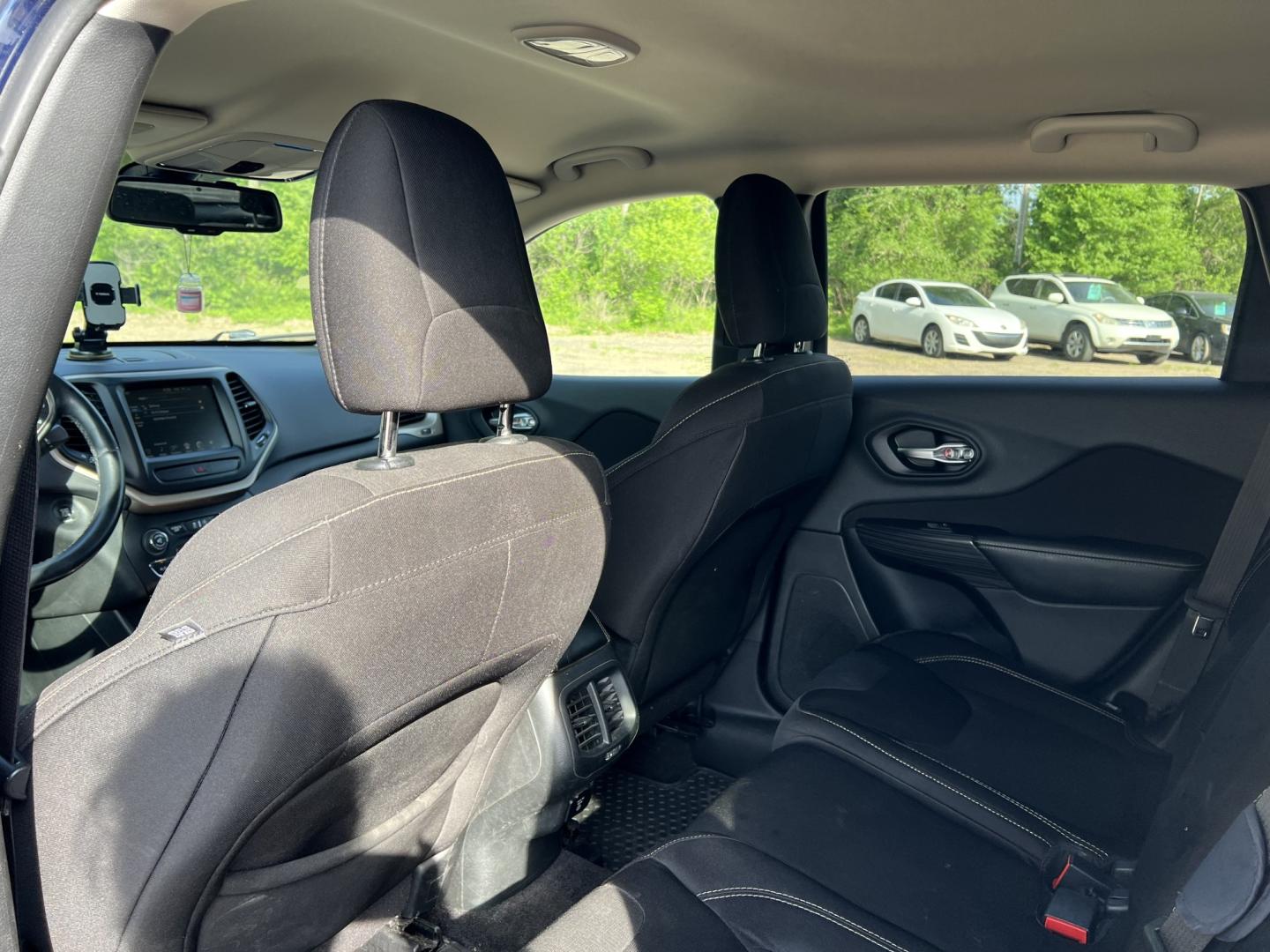 2015 Jeep Cherokee Latitude 4WD (1C4PJMCS5FW) with an 3.2L V6 DOHC 24V engine, 9-Speed Automatic transmission, located at 17255 hwy 65 NE, Ham Lake, MN, 55304, 0.000000, 0.000000 - Photo#11