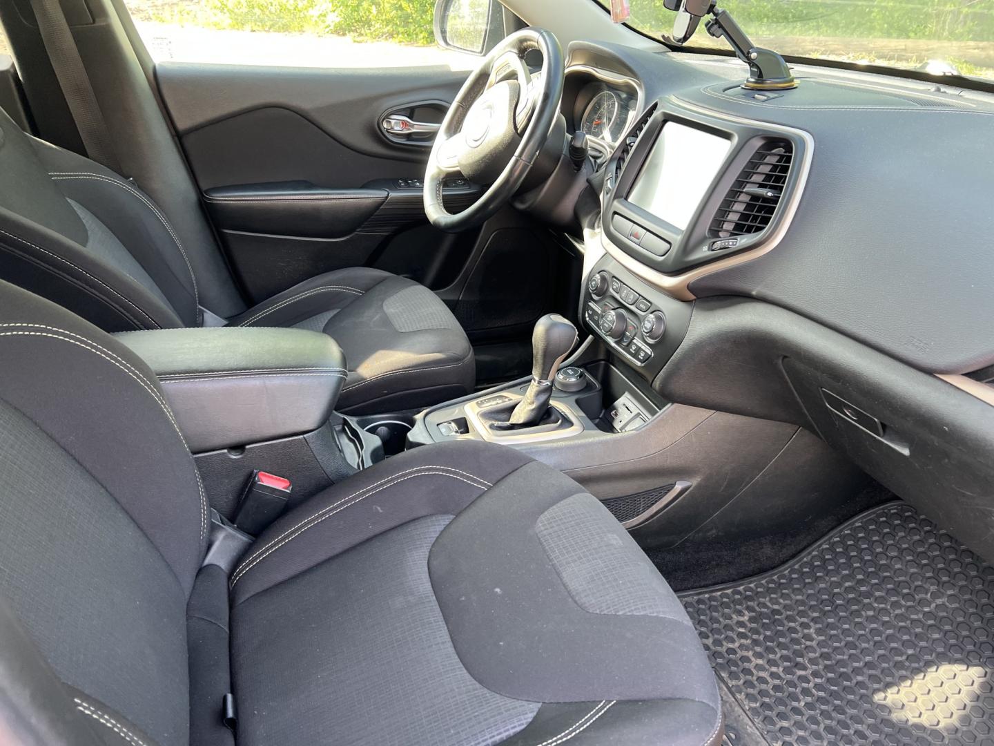 2015 Jeep Cherokee Latitude 4WD (1C4PJMCS5FW) with an 3.2L V6 DOHC 24V engine, 9-Speed Automatic transmission, located at 17255 hwy 65 NE, Ham Lake, MN, 55304, 0.000000, 0.000000 - Photo#13