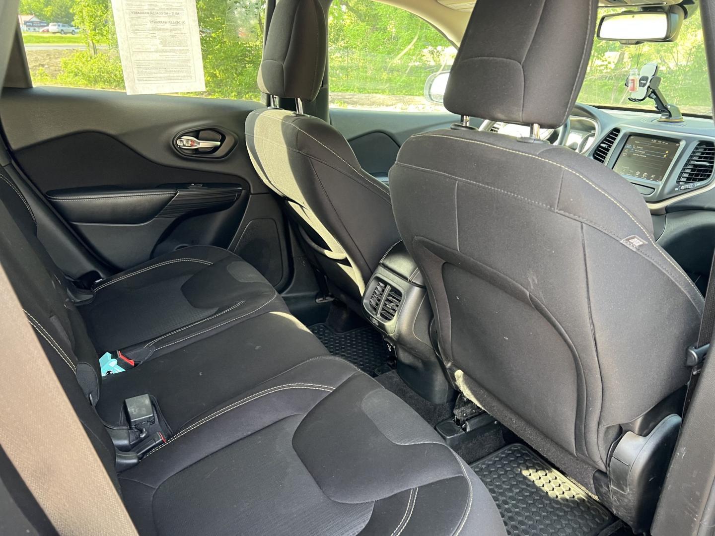 2015 Jeep Cherokee Latitude 4WD (1C4PJMCS5FW) with an 3.2L V6 DOHC 24V engine, 9-Speed Automatic transmission, located at 17255 hwy 65 NE, Ham Lake, MN, 55304, 0.000000, 0.000000 - Photo#15