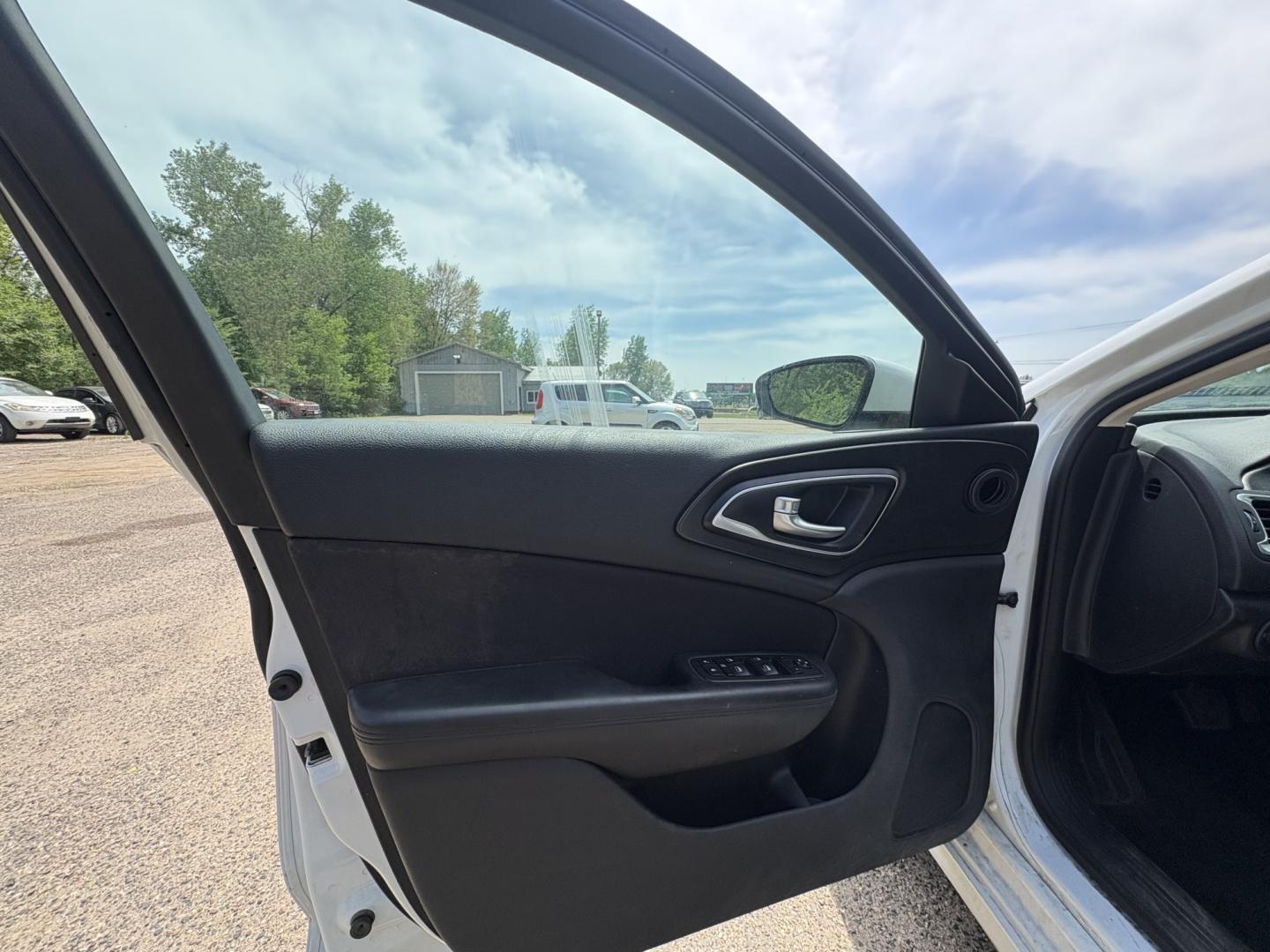 2015 Chrysler 200 Limited (1C3CCCAB7FN) with an 2.4L L4 DOHC 16V engine, 9-Speed Automatic transmission, located at 17255 hwy 65 NE, Ham Lake, MN, 55304, 0.000000, 0.000000 - Photo#8