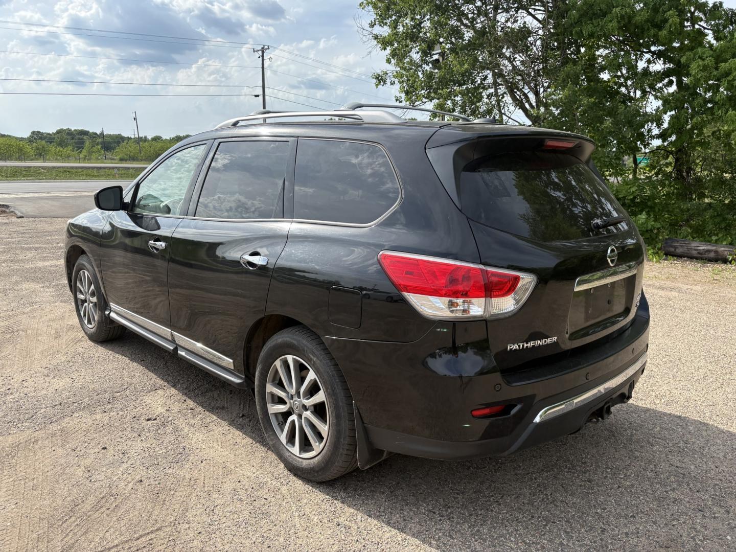 2013 Nissan Pathfinder LE 4WD (5N1AR2MMXDC) with an 3.5L V6 DOHC 24V engine, Continuously Variable Transmission transmission, located at 17255 hwy 65 NE, Ham Lake, MN, 55304, 0.000000, 0.000000 - Photo#2