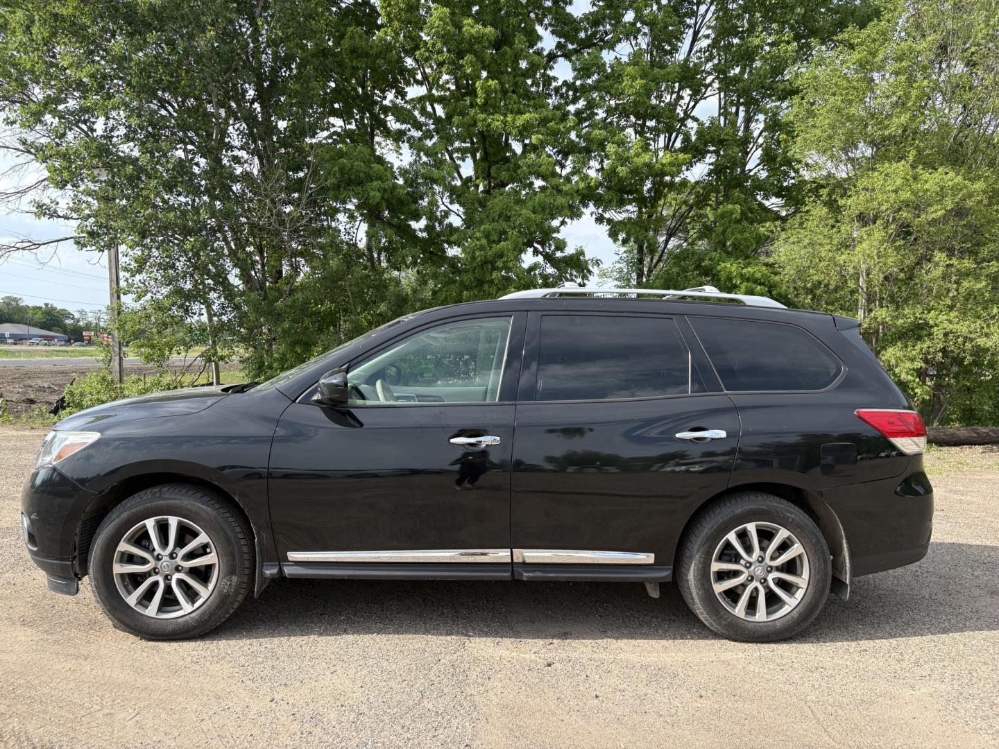 2013 Nissan Pathfinder LE 4WD (5N1AR2MMXDC) with an 3.5L V6 DOHC 24V engine, Continuously Variable Transmission transmission, located at 17255 hwy 65 NE, Ham Lake, MN, 55304, 0.000000, 0.000000 - Photo#1