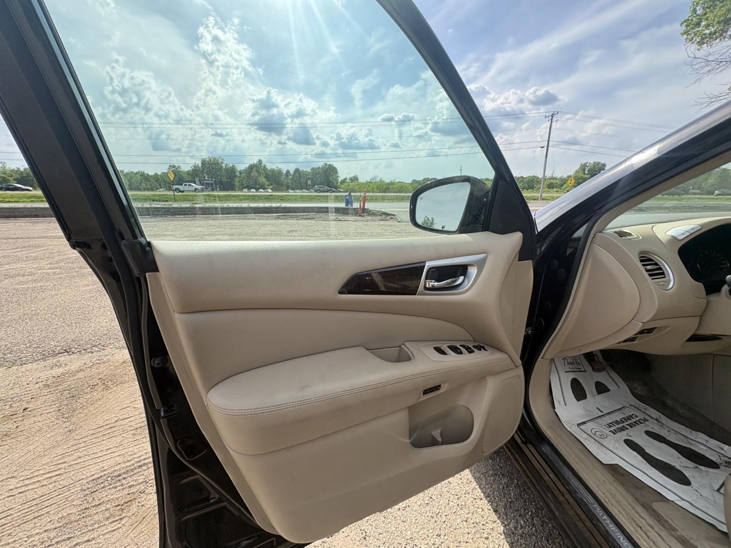2013 Nissan Pathfinder LE 4WD (5N1AR2MMXDC) with an 3.5L V6 DOHC 24V engine, Continuously Variable Transmission transmission, located at 17255 hwy 65 NE, Ham Lake, MN, 55304, 0.000000, 0.000000 - Photo#8