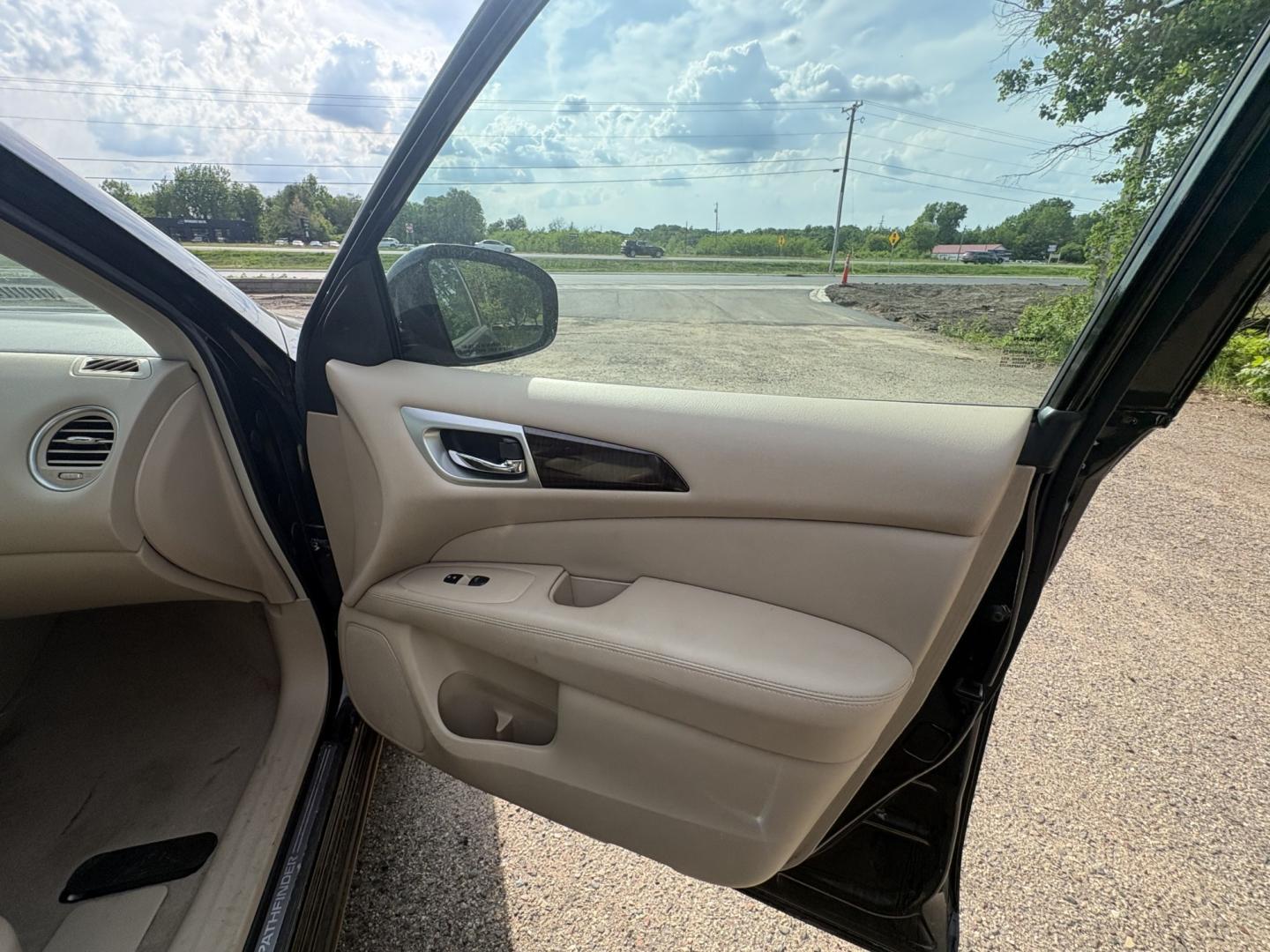 2013 Nissan Pathfinder LE 4WD (5N1AR2MMXDC) with an 3.5L V6 DOHC 24V engine, Continuously Variable Transmission transmission, located at 17255 hwy 65 NE, Ham Lake, MN, 55304, 0.000000, 0.000000 - Photo#15