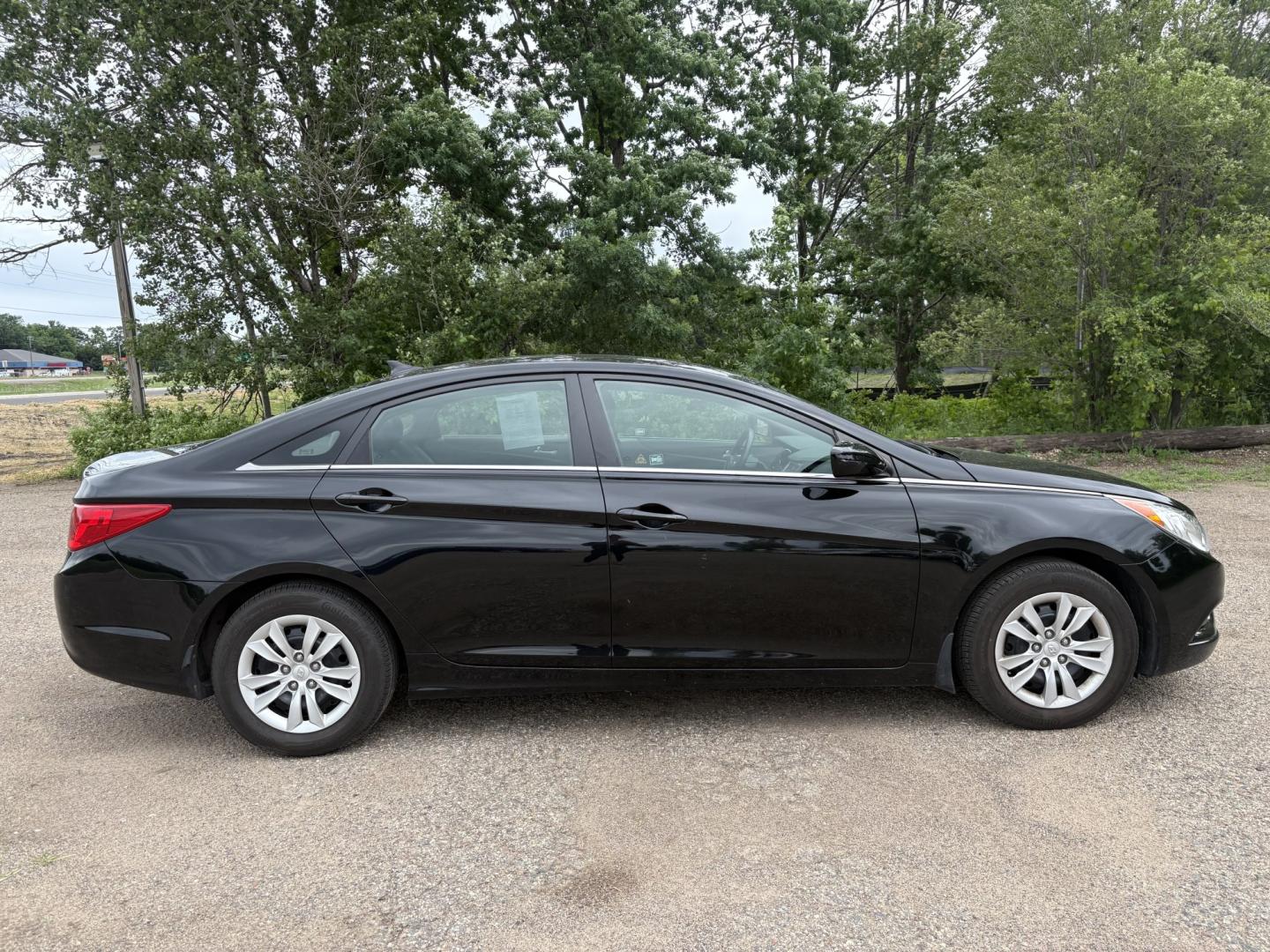 2011 Hyundai Sonata GLS Auto (5NPEB4AC4BH) with an 2.4L L4 DOHC 16V engine, 5-Speed Automatic transmission, located at 17255 hwy 65 NE, Ham Lake, MN, 55304, 0.000000, 0.000000- Photo#5