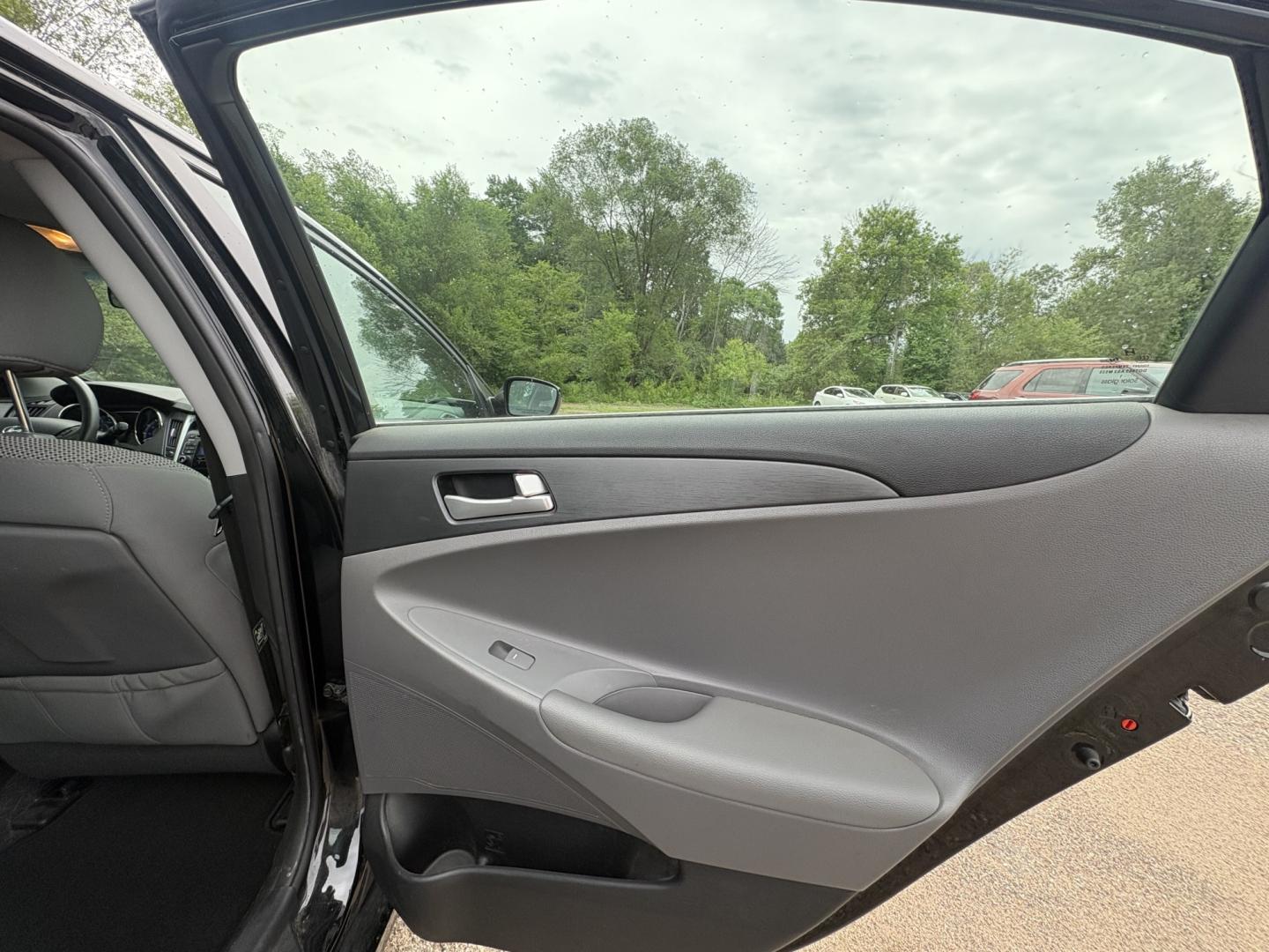 2011 Hyundai Sonata GLS Auto (5NPEB4AC4BH) with an 2.4L L4 DOHC 16V engine, 5-Speed Automatic transmission, located at 17255 hwy 65 NE, Ham Lake, MN, 55304, 0.000000, 0.000000- Photo#12