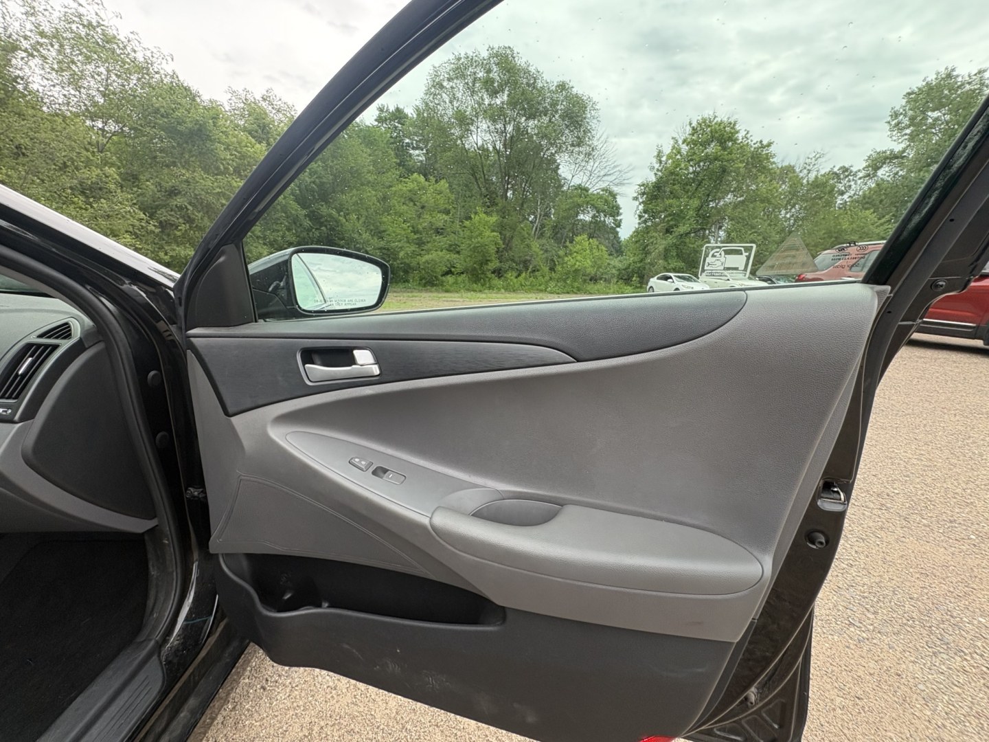 2011 Hyundai Sonata GLS Auto (5NPEB4AC4BH) with an 2.4L L4 DOHC 16V engine, 5-Speed Automatic transmission, located at 17255 hwy 65 NE, Ham Lake, MN, 55304, 0.000000, 0.000000 - Photo#14