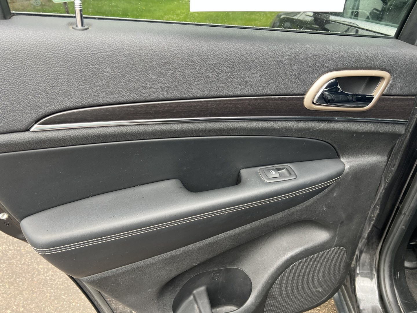 2015 Jeep Grand Cherokee Limited 4WD (1C4RJFBG8FC) with an 3.6L V6 DOHC 24V engine, 8-Speed Automatic transmission, located at 17255 hwy 65 NE, Ham Lake, MN, 55304, 0.000000, 0.000000 - Photo#11