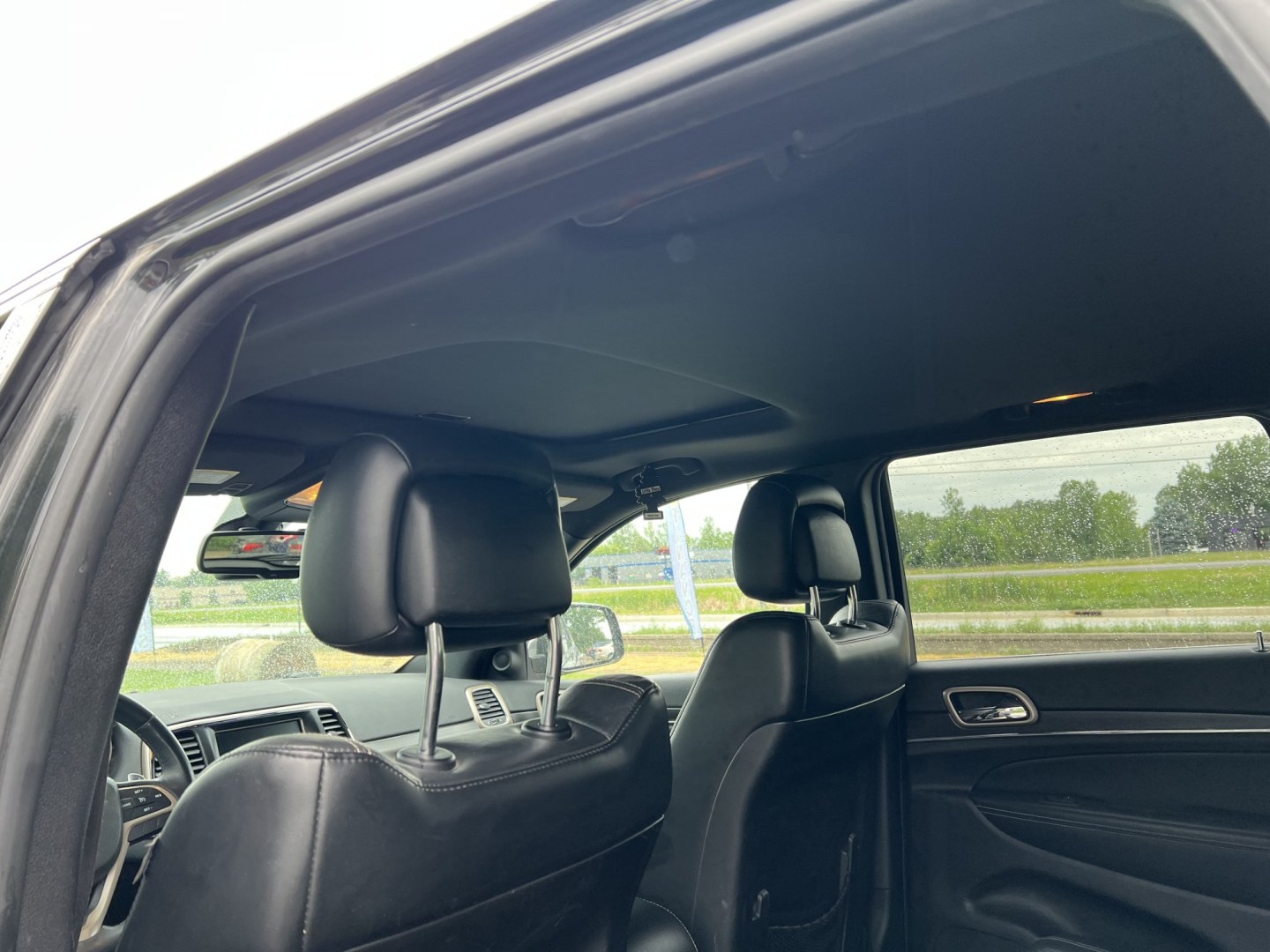 2015 Jeep Grand Cherokee Limited 4WD (1C4RJFBG8FC) with an 3.6L V6 DOHC 24V engine, 8-Speed Automatic transmission, located at 17255 hwy 65 NE, Ham Lake, MN, 55304, 0.000000, 0.000000 - Photo#13