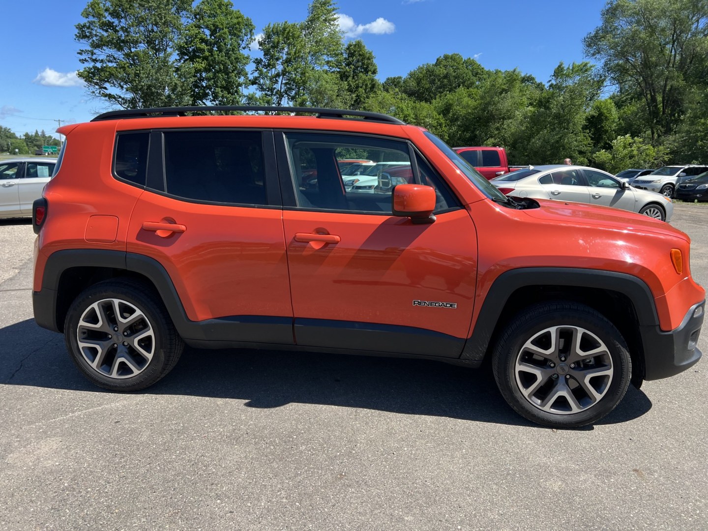 2015 Jeep Renegade Latitude 4WD (ZACCJBBT7FP) with an 2.4L L4 engine, 6-Speed Manual transmission, located at 17255 hwy 65 NE, Ham Lake, MN, 55304, 0.000000, 0.000000 - Photo#3