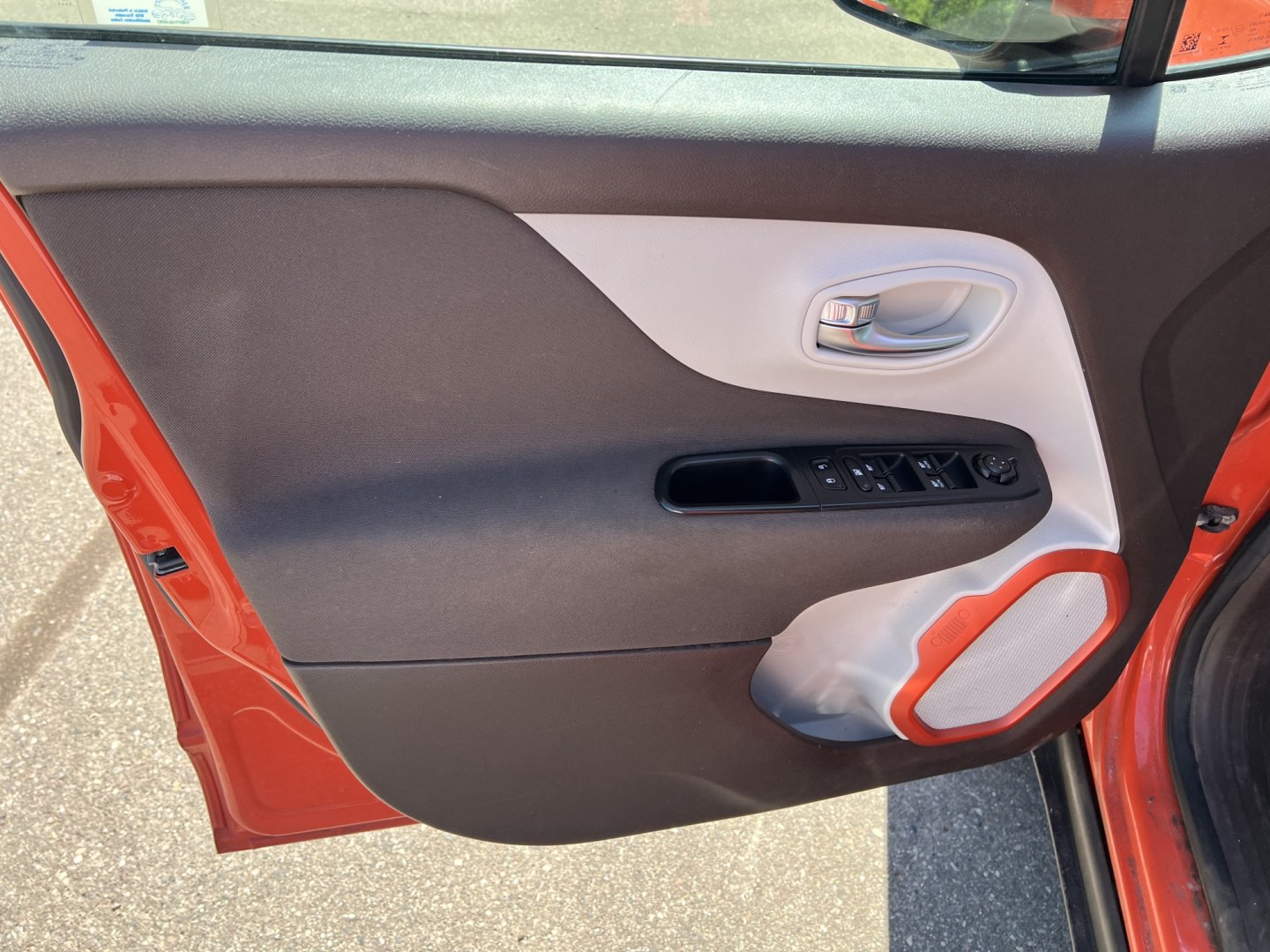 2015 Jeep Renegade Latitude 4WD (ZACCJBBT7FP) with an 2.4L L4 engine, 6-Speed Manual transmission, located at 17255 hwy 65 NE, Ham Lake, MN, 55304, 0.000000, 0.000000 - Photo#8