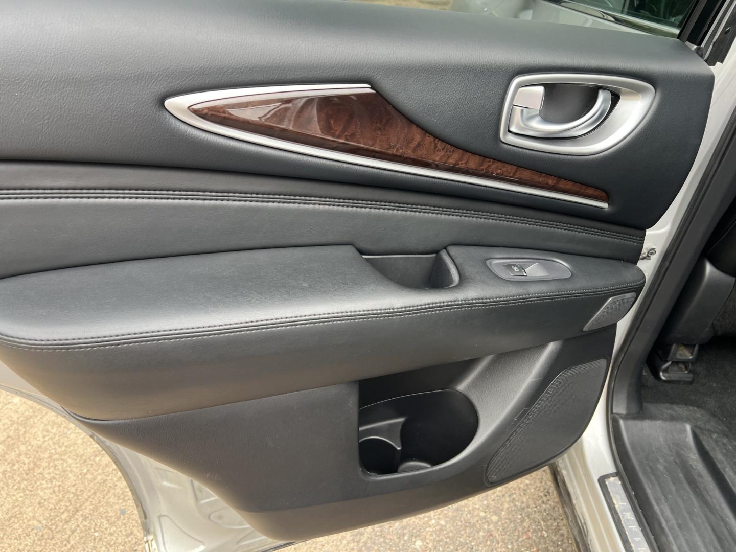 2014 Infiniti JX Base AWD (5N1AL0MM7EC) with an 3.5L V6 DOHC 24V engine, Continuously Variable Transmission transmission, located at 17255 hwy 65 NE, Ham Lake, MN, 55304, 0.000000, 0.000000- Photo#10