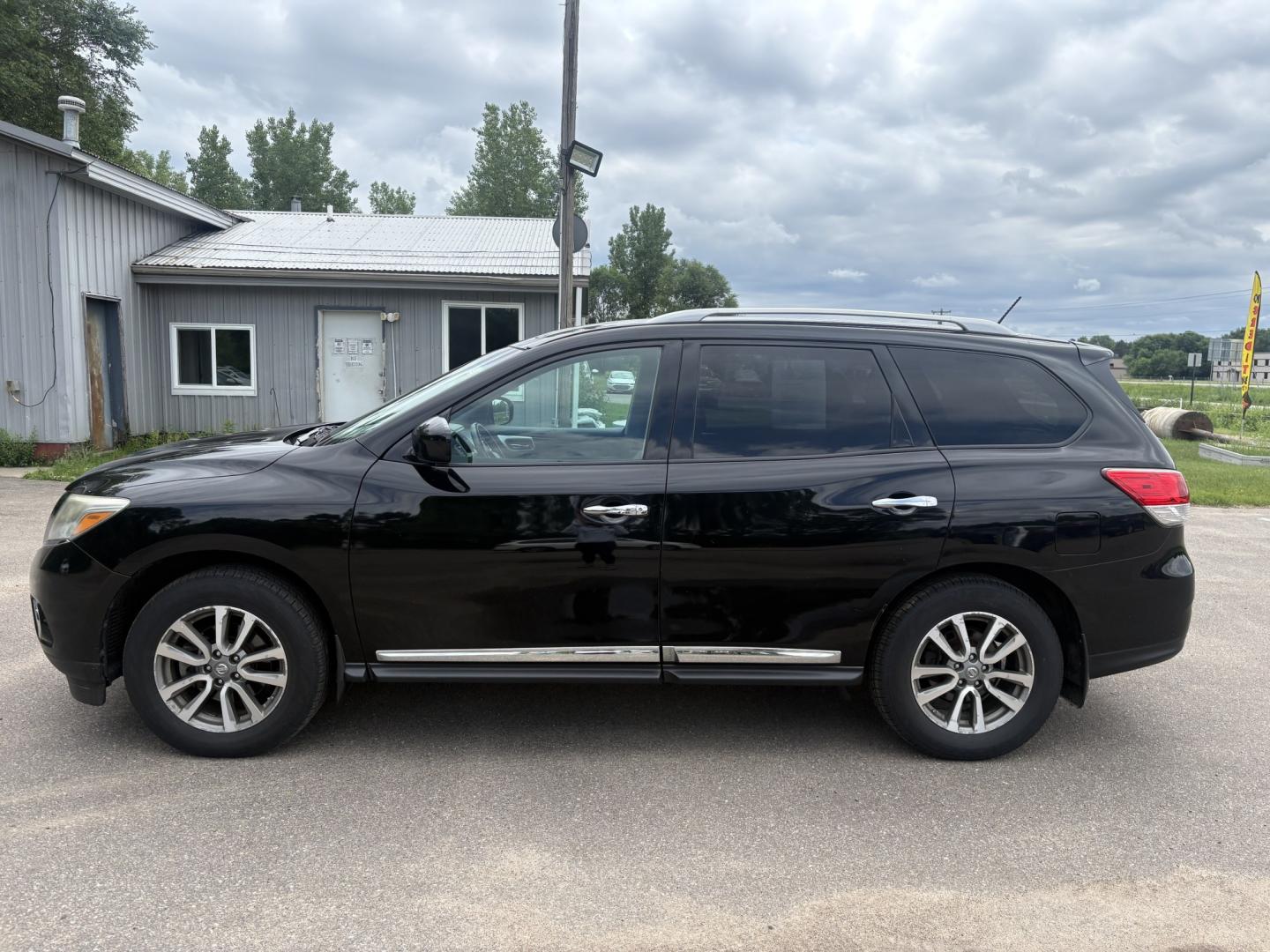 2014 Nissan Pathfinder S 4WD (5N1AR2MM8EC) with an 3.5L V6 DOHC 24V engine, Continuously Variable Transmission transmission, located at 17255 hwy 65 NE, Ham Lake, MN, 55304, 0.000000, 0.000000- Photo#1